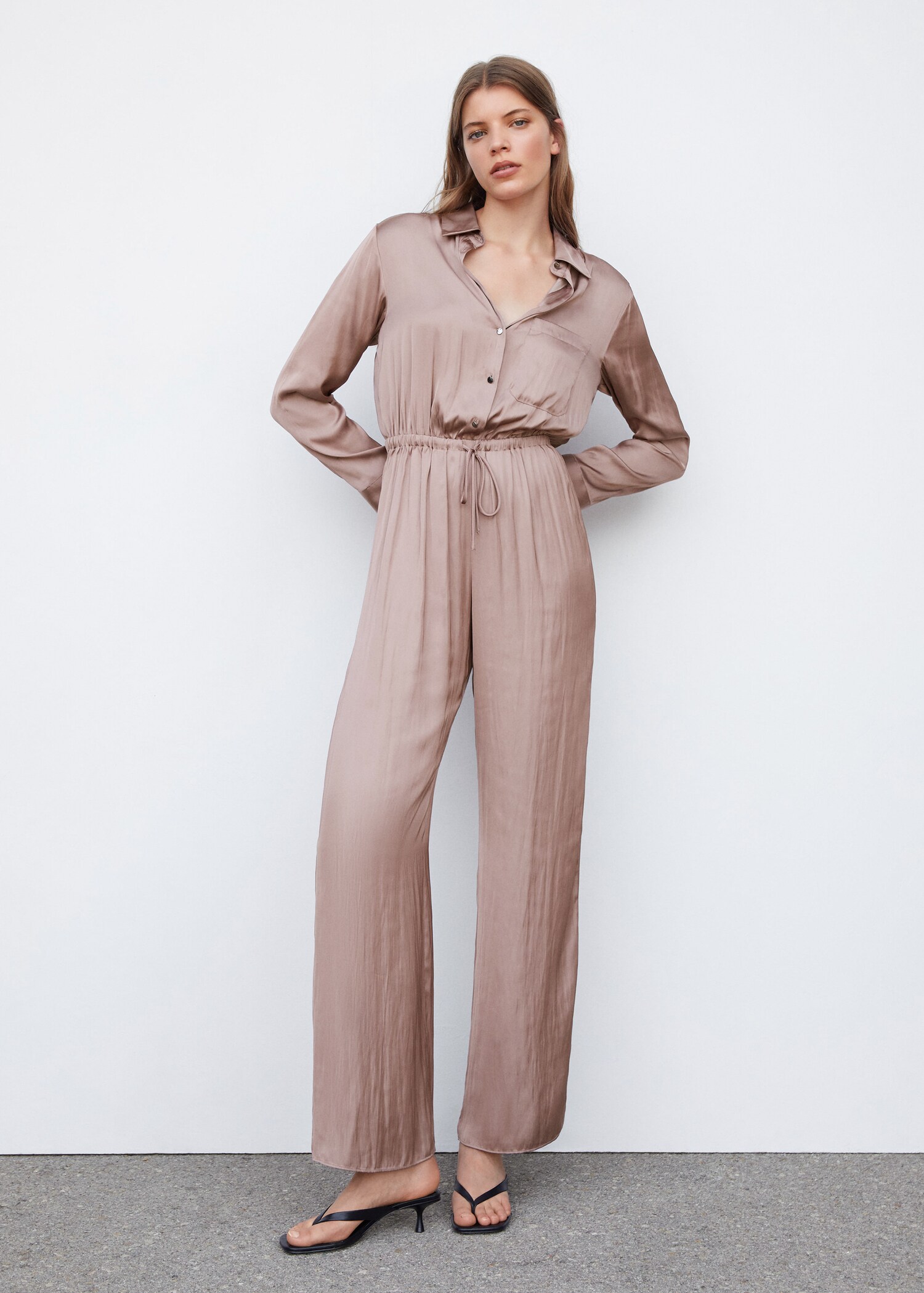 Mono largo camisero satinado - Plano general