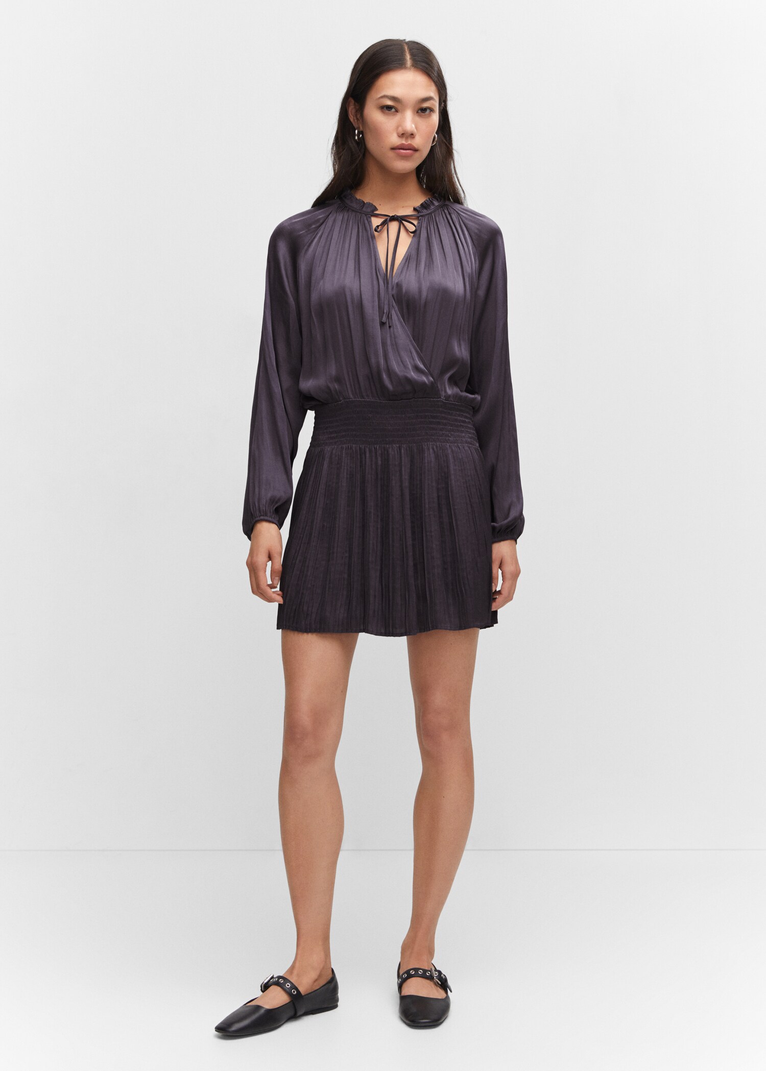 Satiniertes Plissée-Kleid - Allgemeine Ansicht