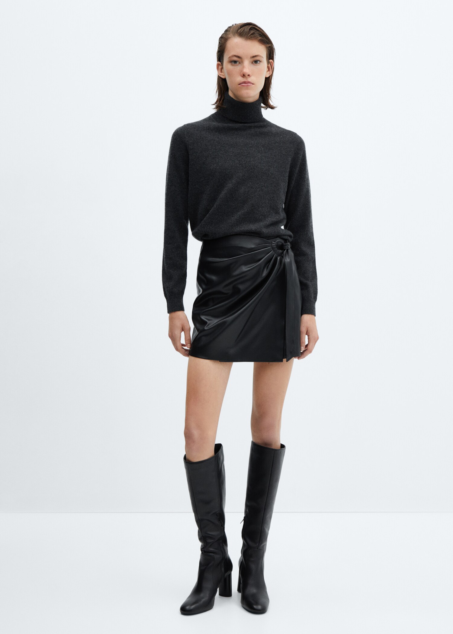 Short leather-effect skirt with buckle - General plane