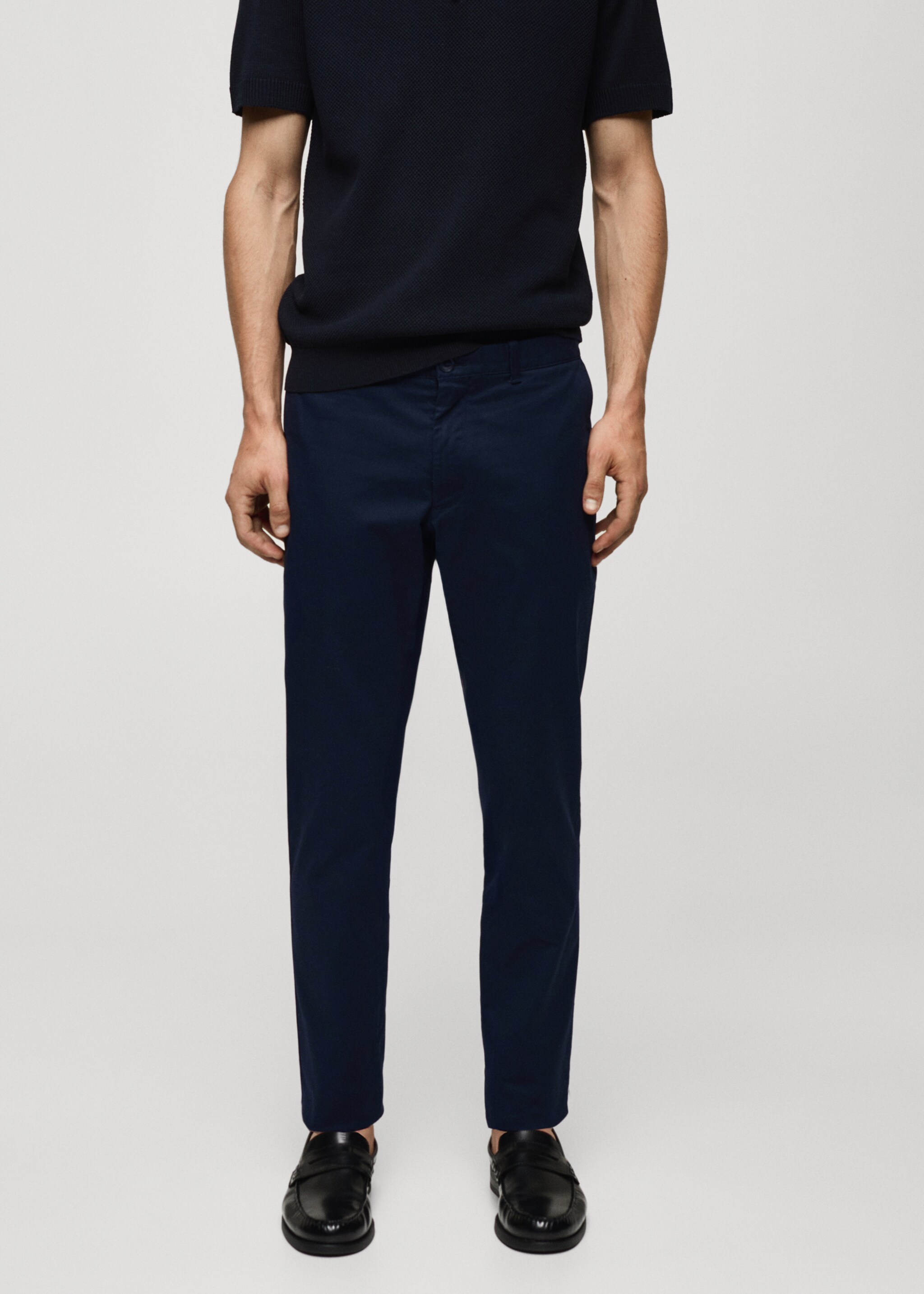 Pantaloni chino slim fit din serj - Plan mediu