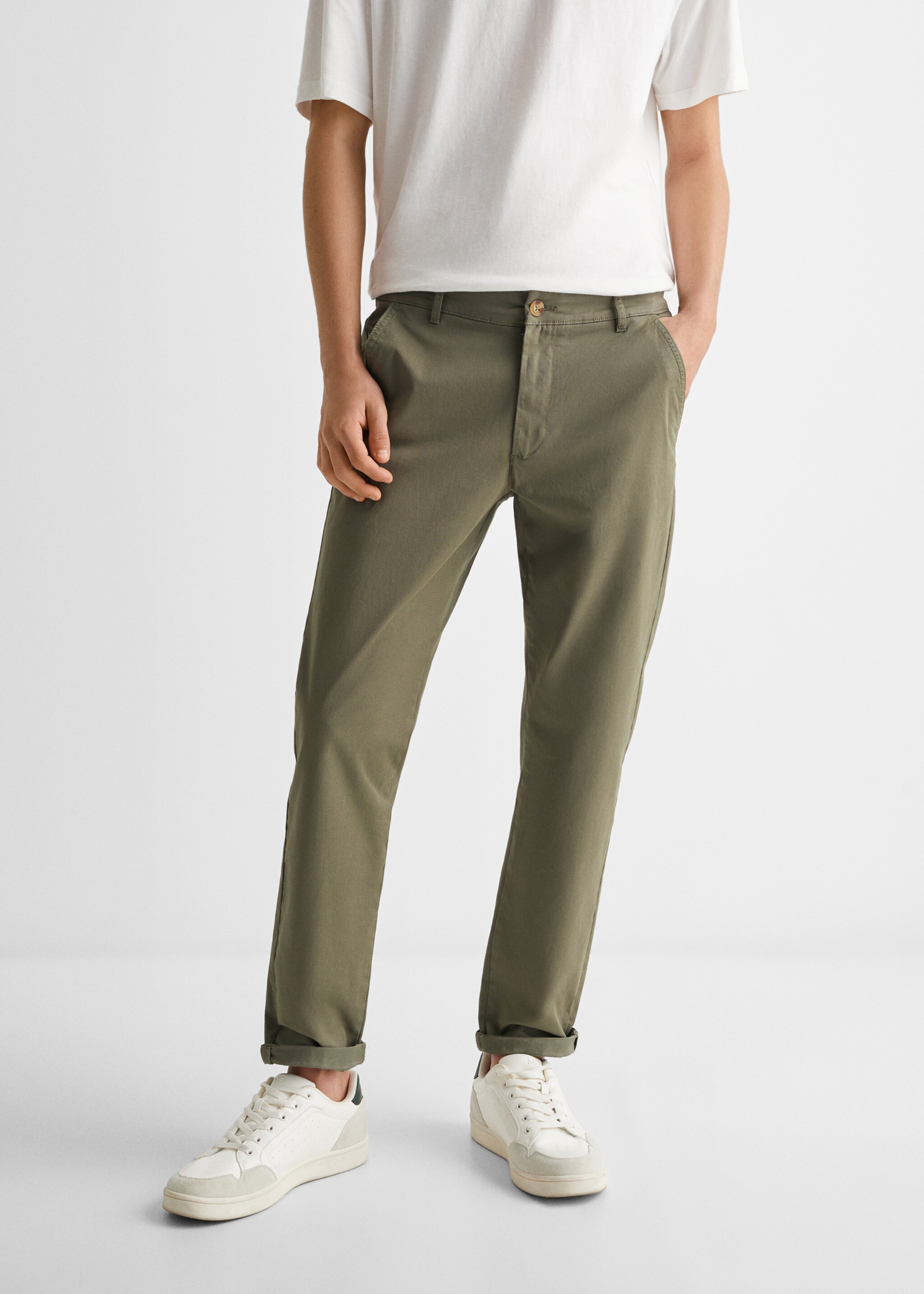 Katoenen chino - Detail van het artikel 6, Kaki. Ref: 67000667-00.