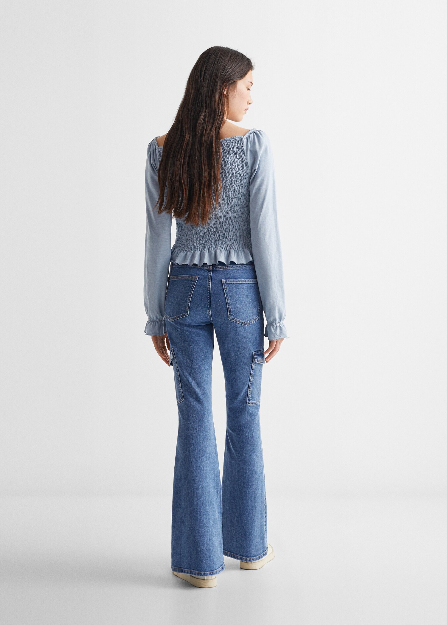 Ausgestellte Cargo-Jeans - Rückseite des Artikels