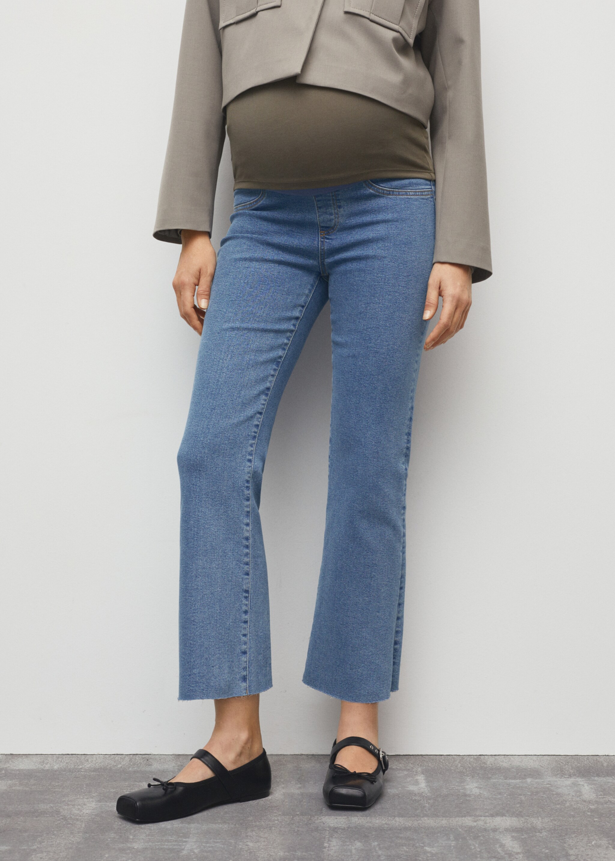 Jeans flare crop premamá - Plano medio, Azul medio. Ref: 67000681-00.