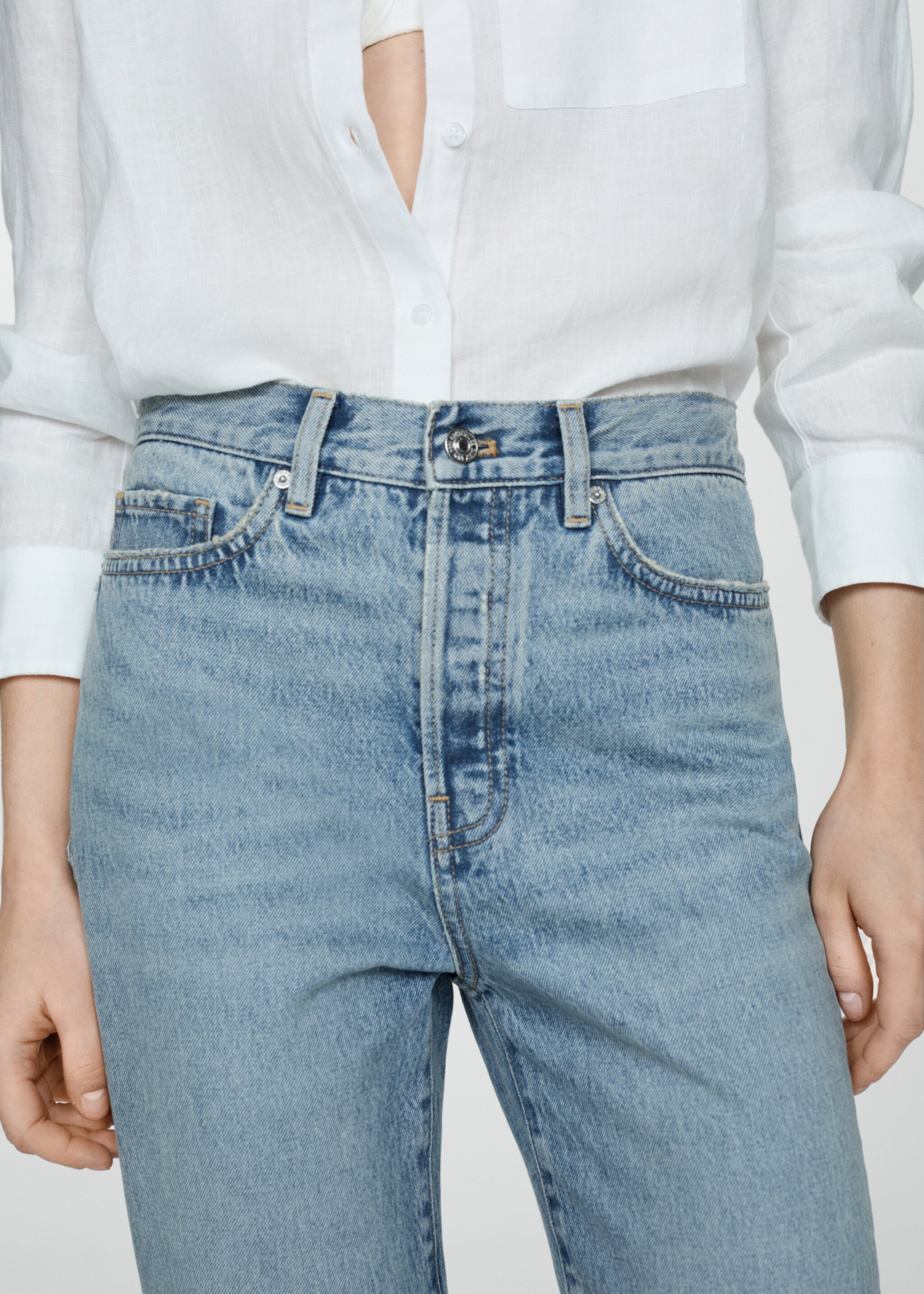 Gerade Jeans mit Vorwärtsnähten - Detail des Artikels 6