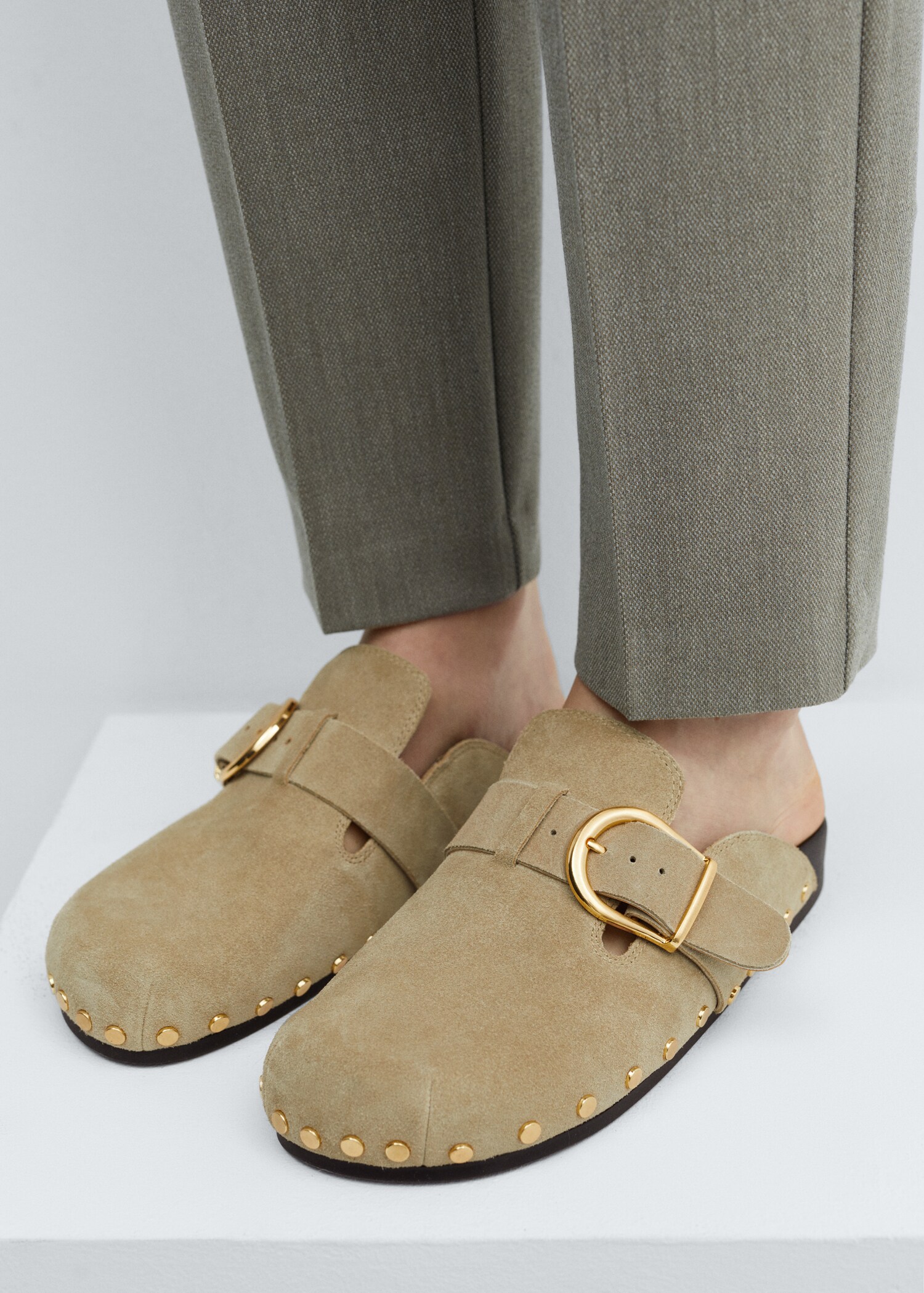 Leder-Clogs mit Nieten - Detail des Artikels 9