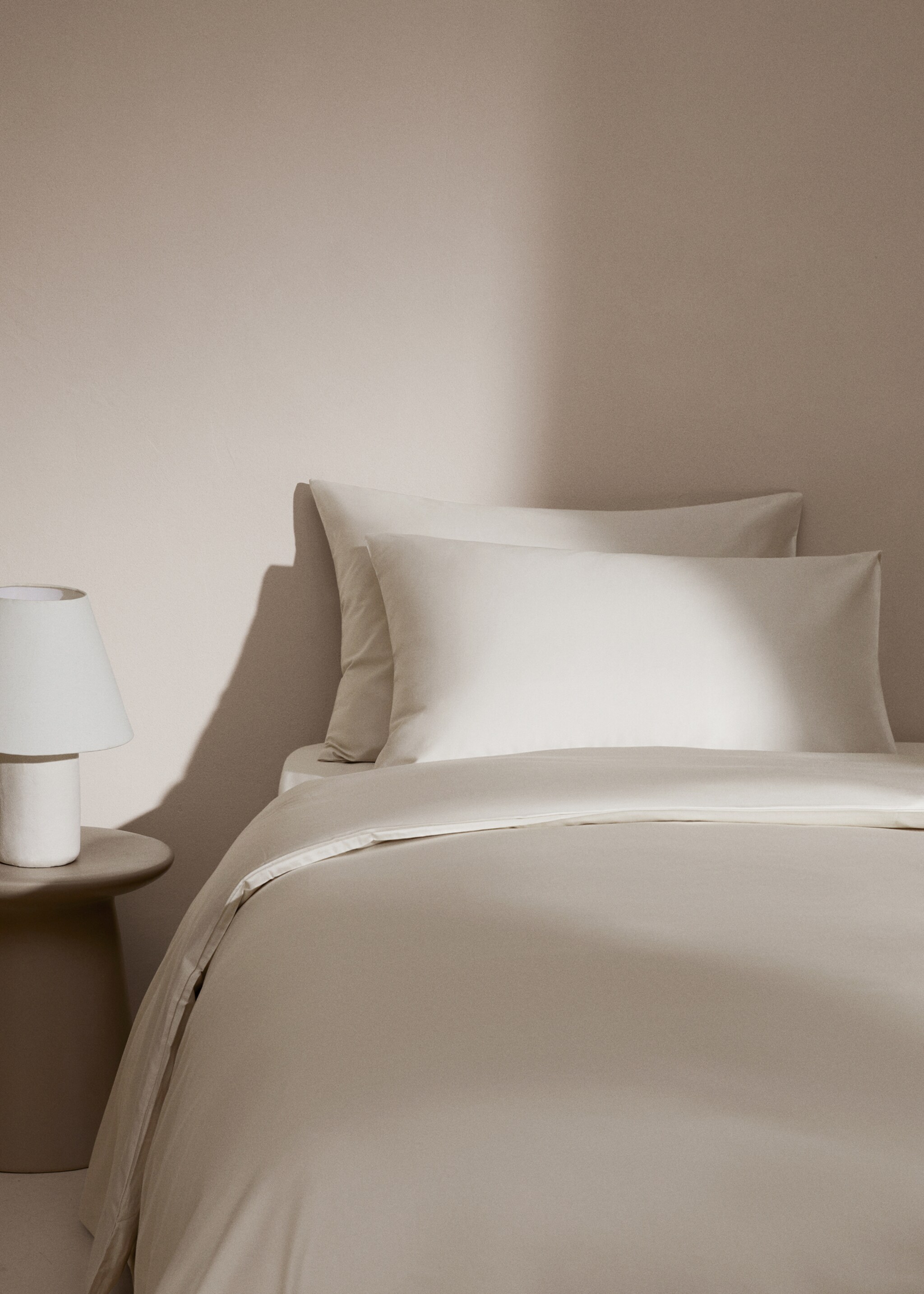 Satin duvet cover for king bed - Details of the article 7, Beige. Ref: 67004080-00.