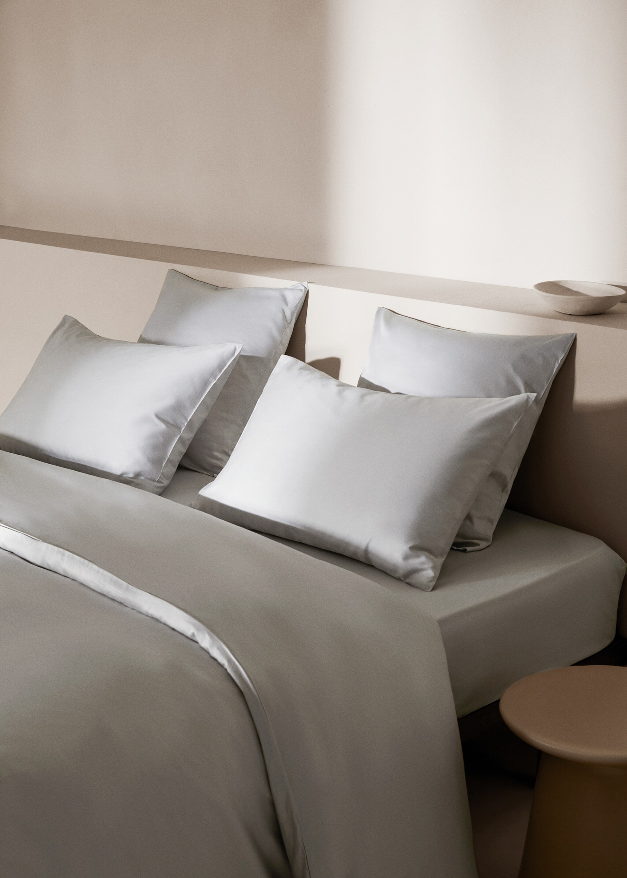 Satin duvet cover for king bed - Details of the article 7, Grey. Ref: 67004081-00.