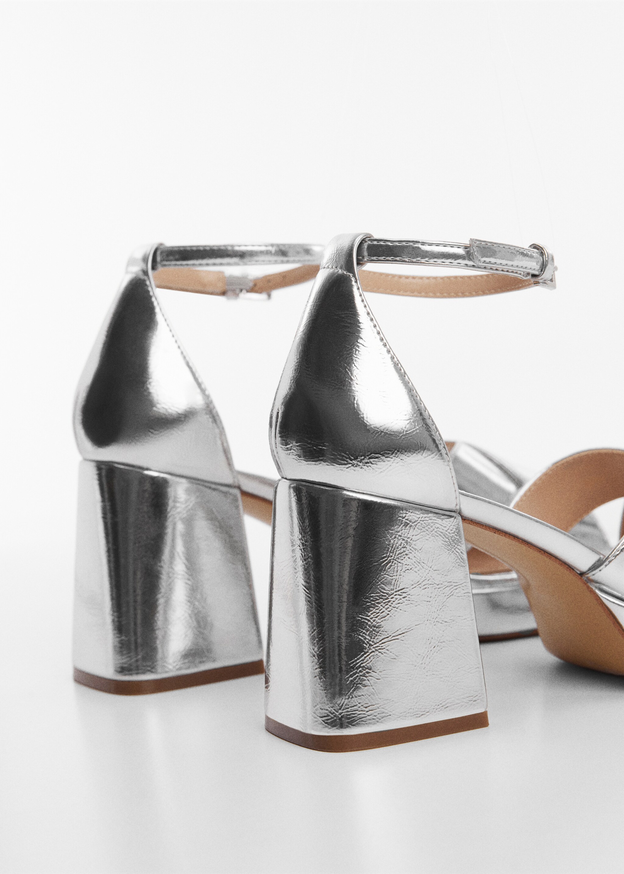 Metallic-Sandale mit Absatz - Detail des Artikels 1