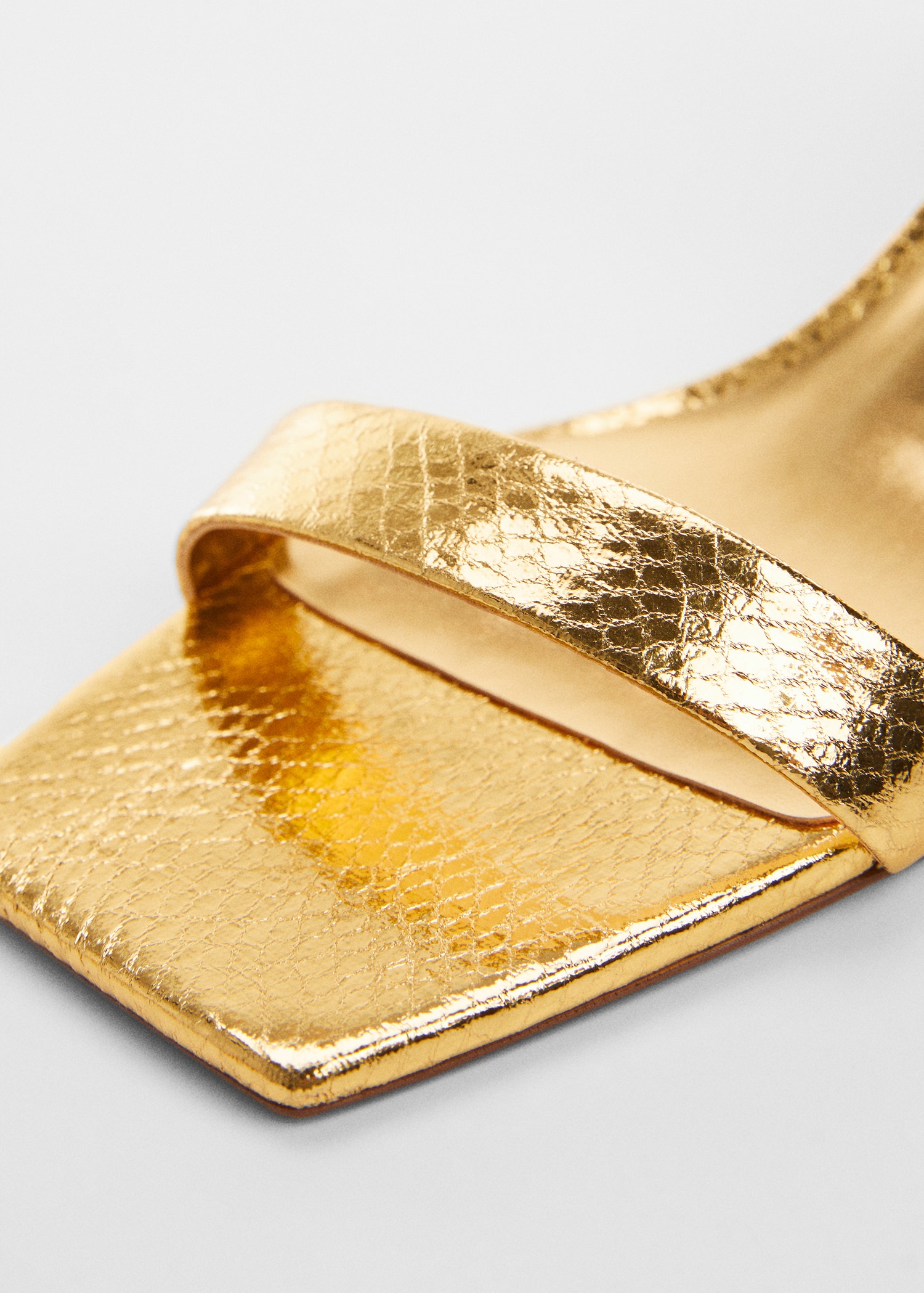 Sandalia serpiente metalizada Mujer MANGO OUTLET