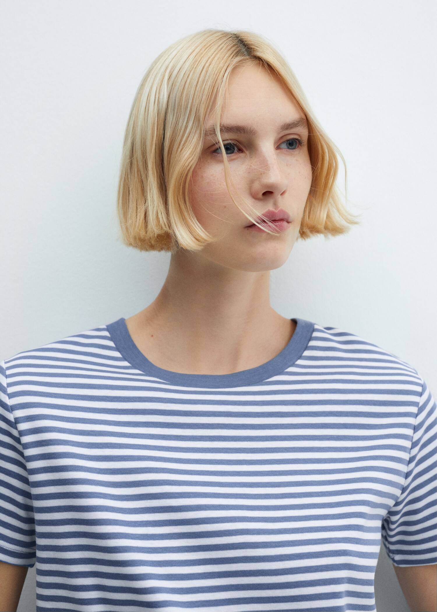 Striped short-sleeved t-shirt - Details of the article 1