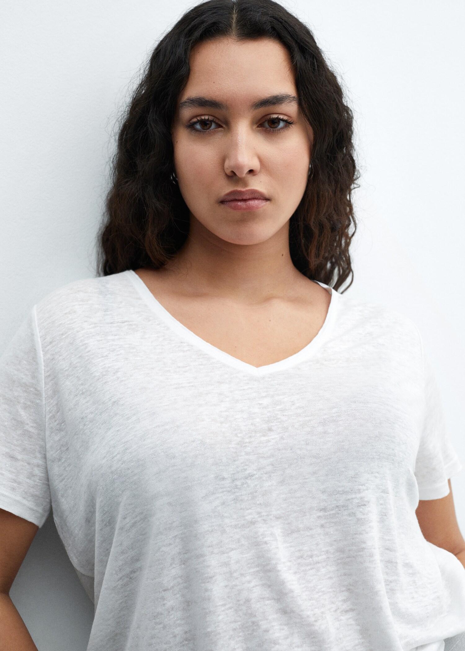 V-neck linen t-shirt - Details of the article 4