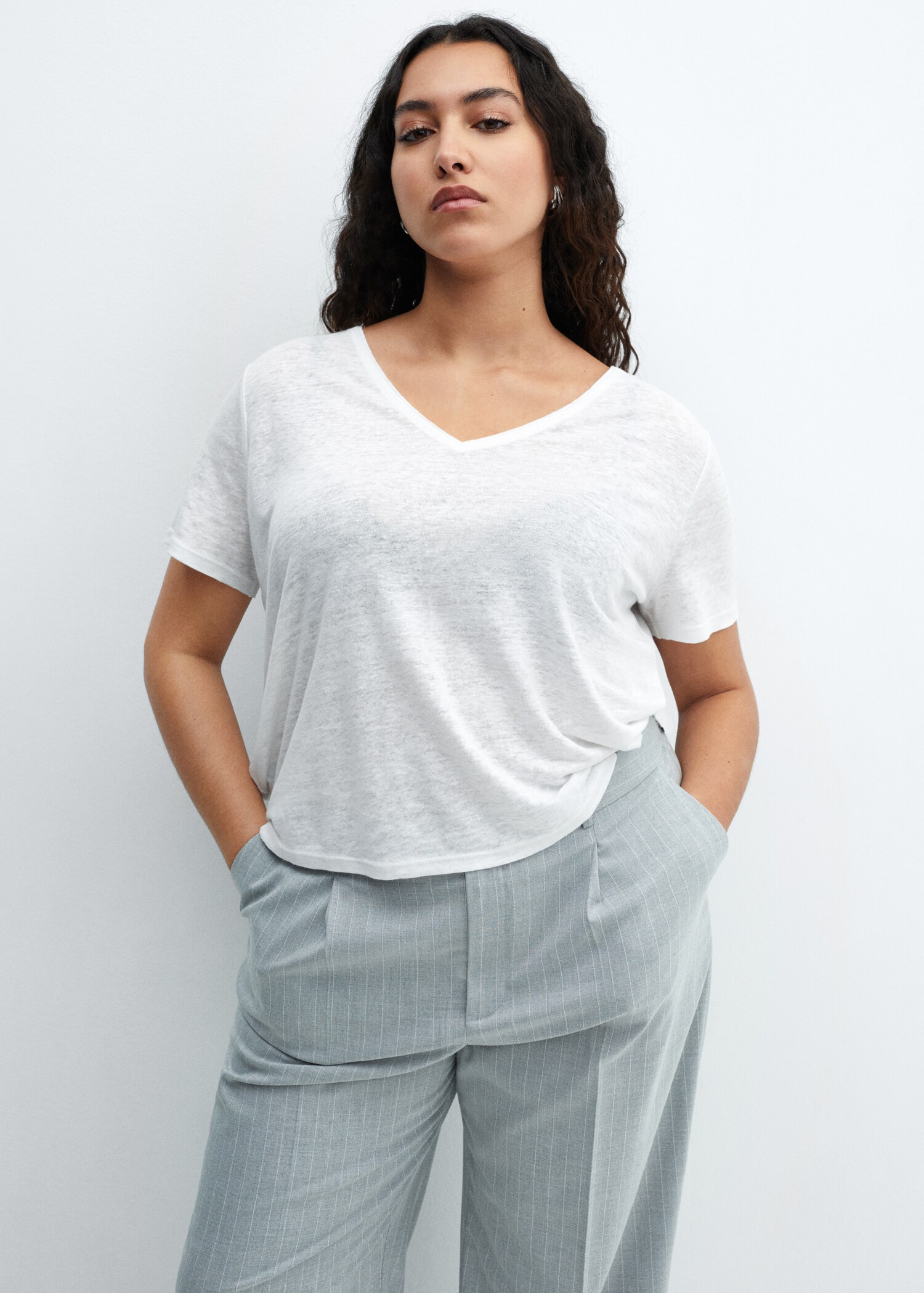 V-neck linen t-shirt - Details of the article 5