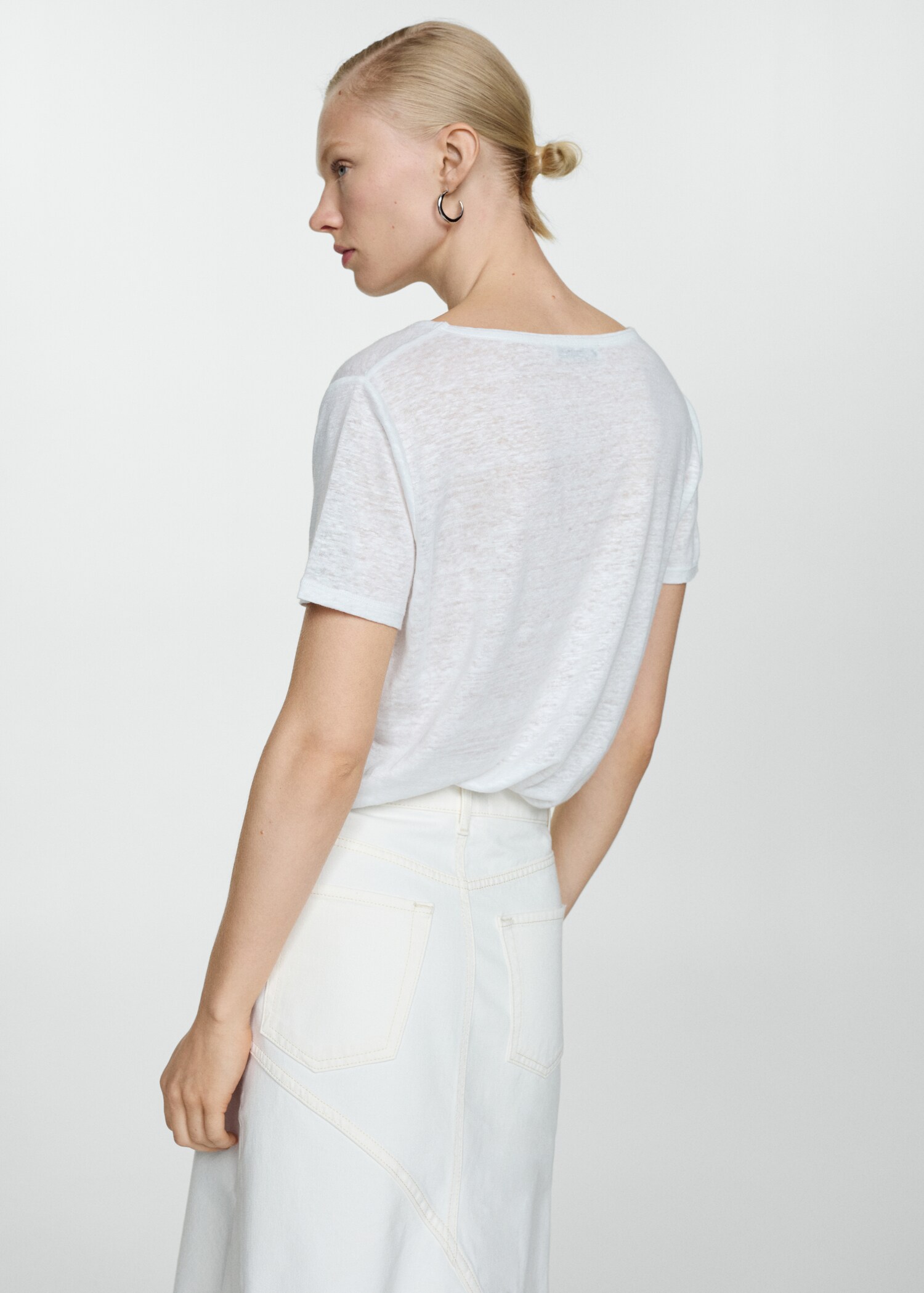 V-neck linen t-shirt - Reverse of the article