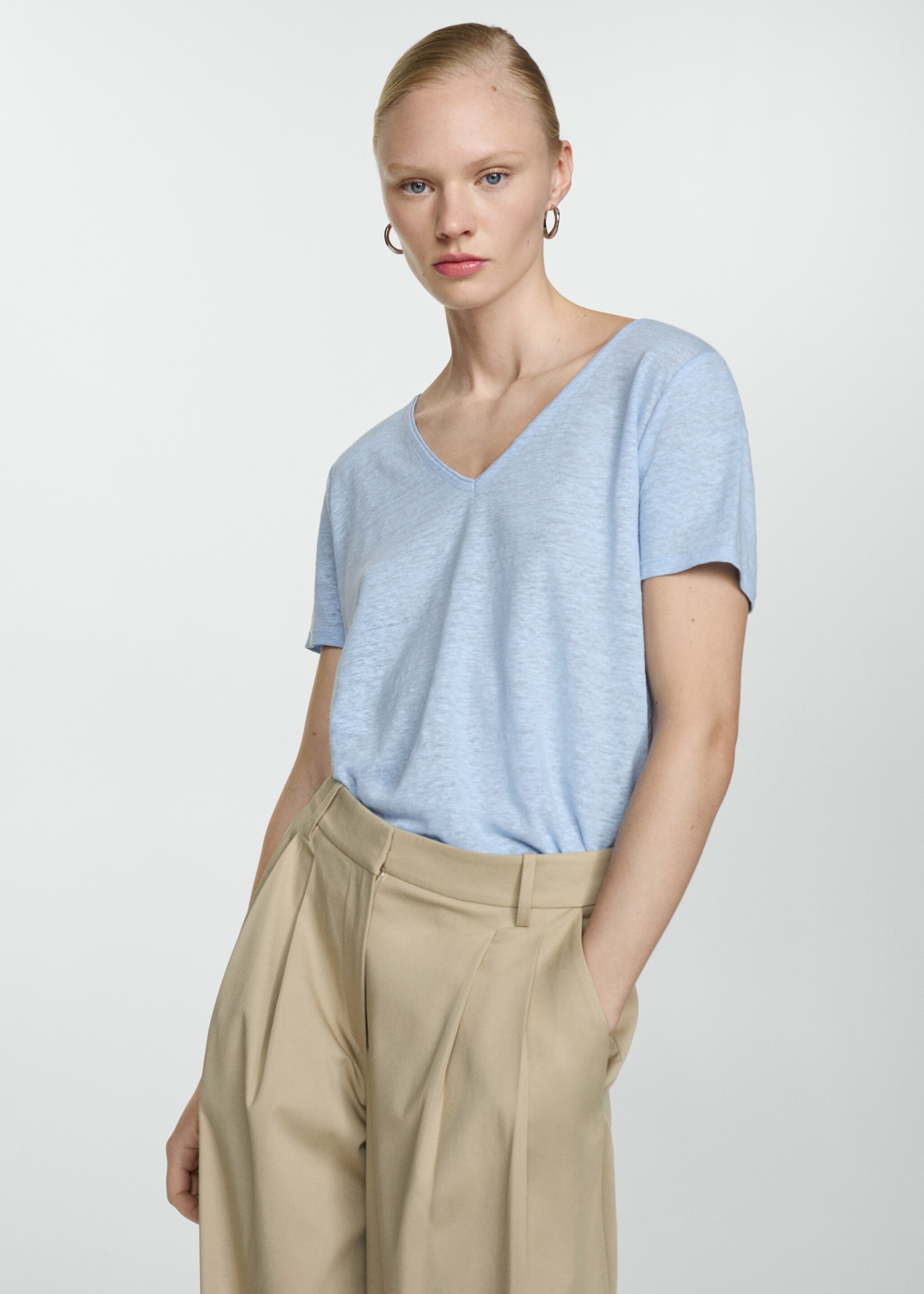 Camiseta lino cuello pico - Plano medio, Azul celeste. Ref: 67006318-00.