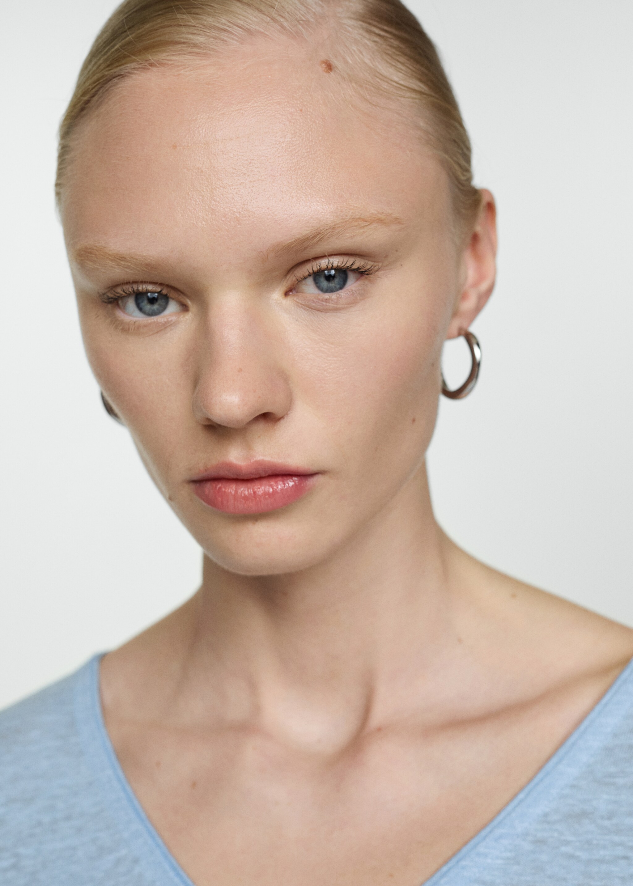 Camiseta lino cuello pico - Detalle del artículo 1, Azul celeste. Ref: 67006318-00.