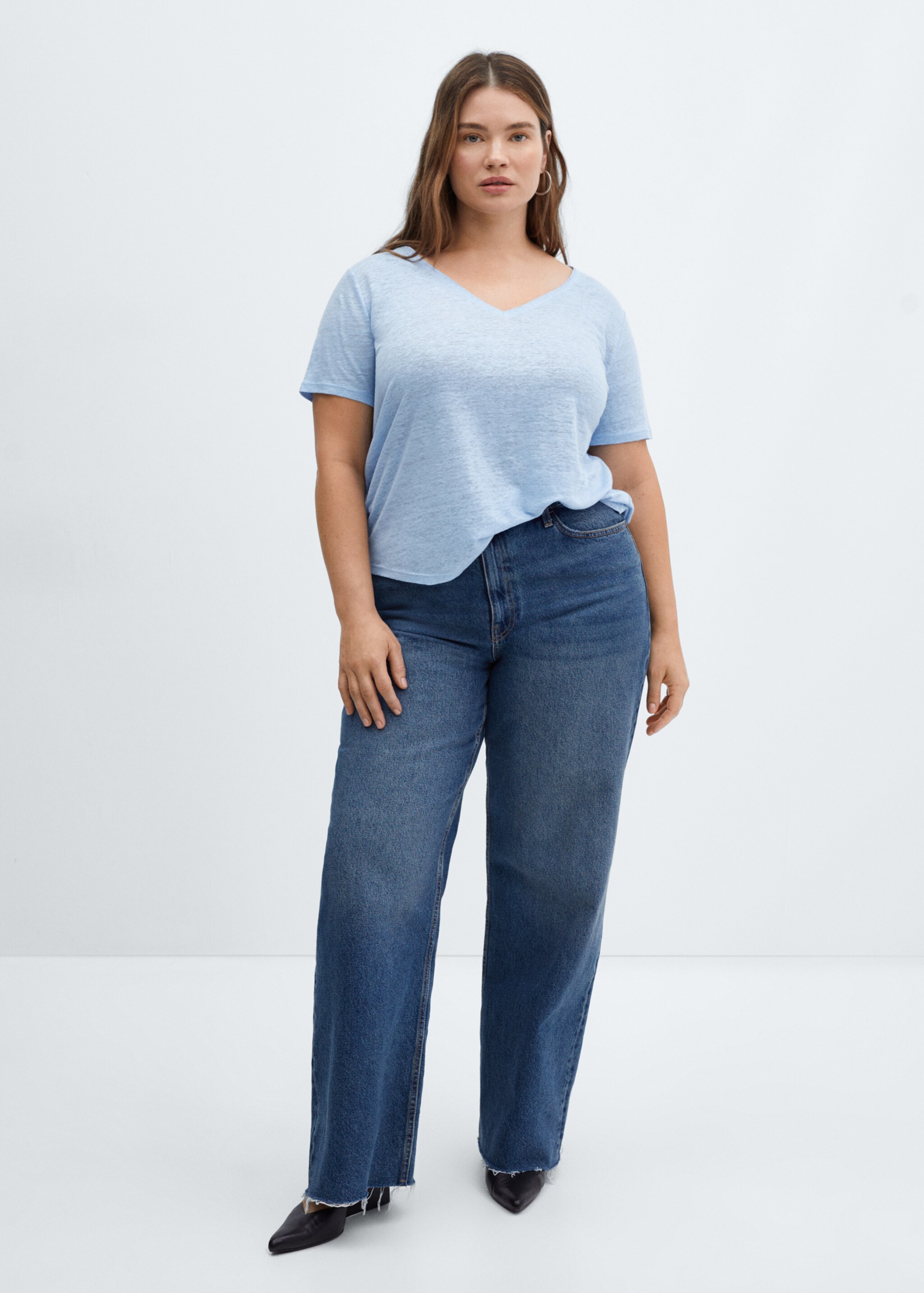 Camiseta lino cuello pico - Detalle del artículo 3, Azul celeste. Ref: 67006318-00.