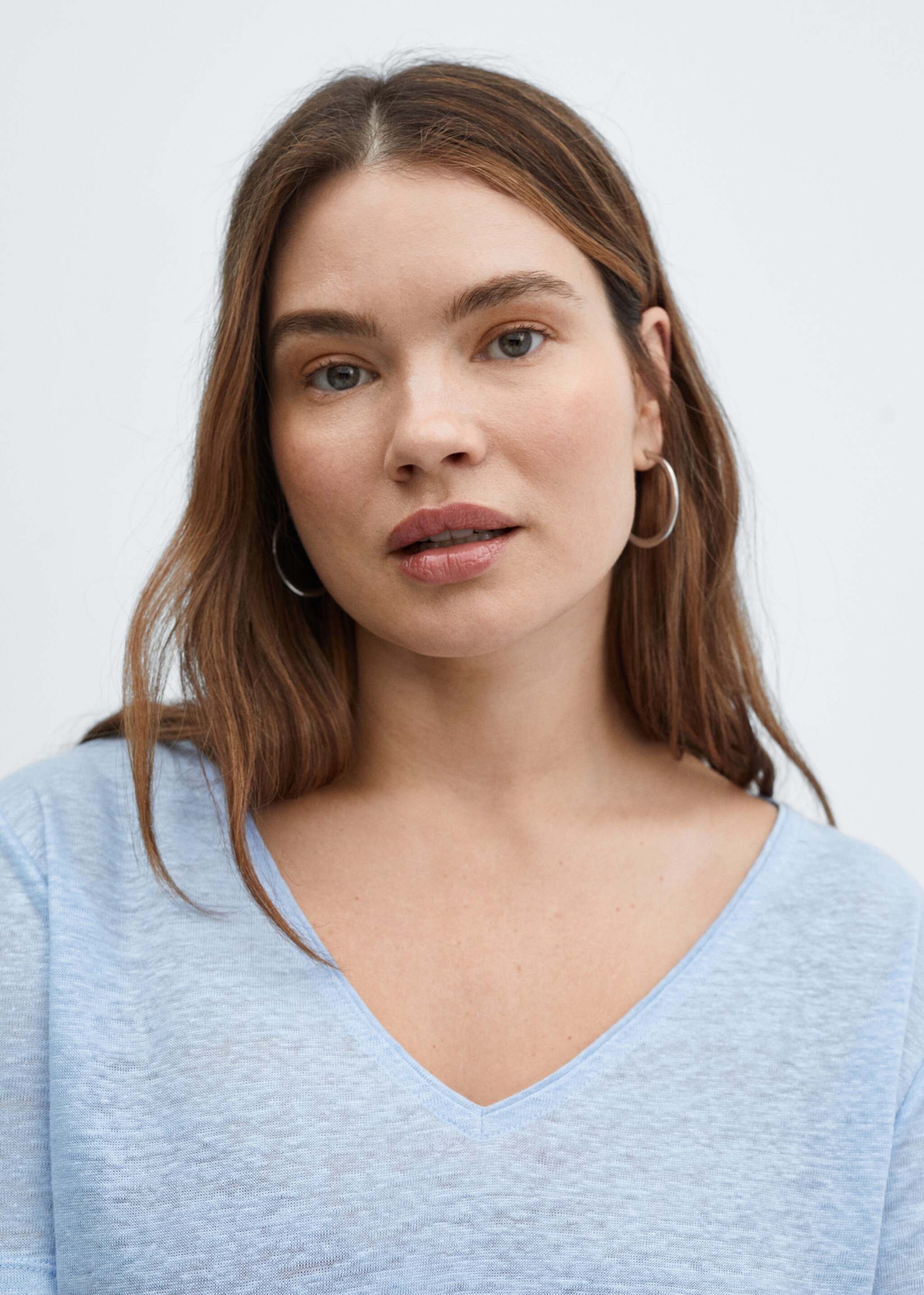 Camiseta lino cuello pico - Detalle del artículo 4, Azul celeste. Ref: 67006318-00.