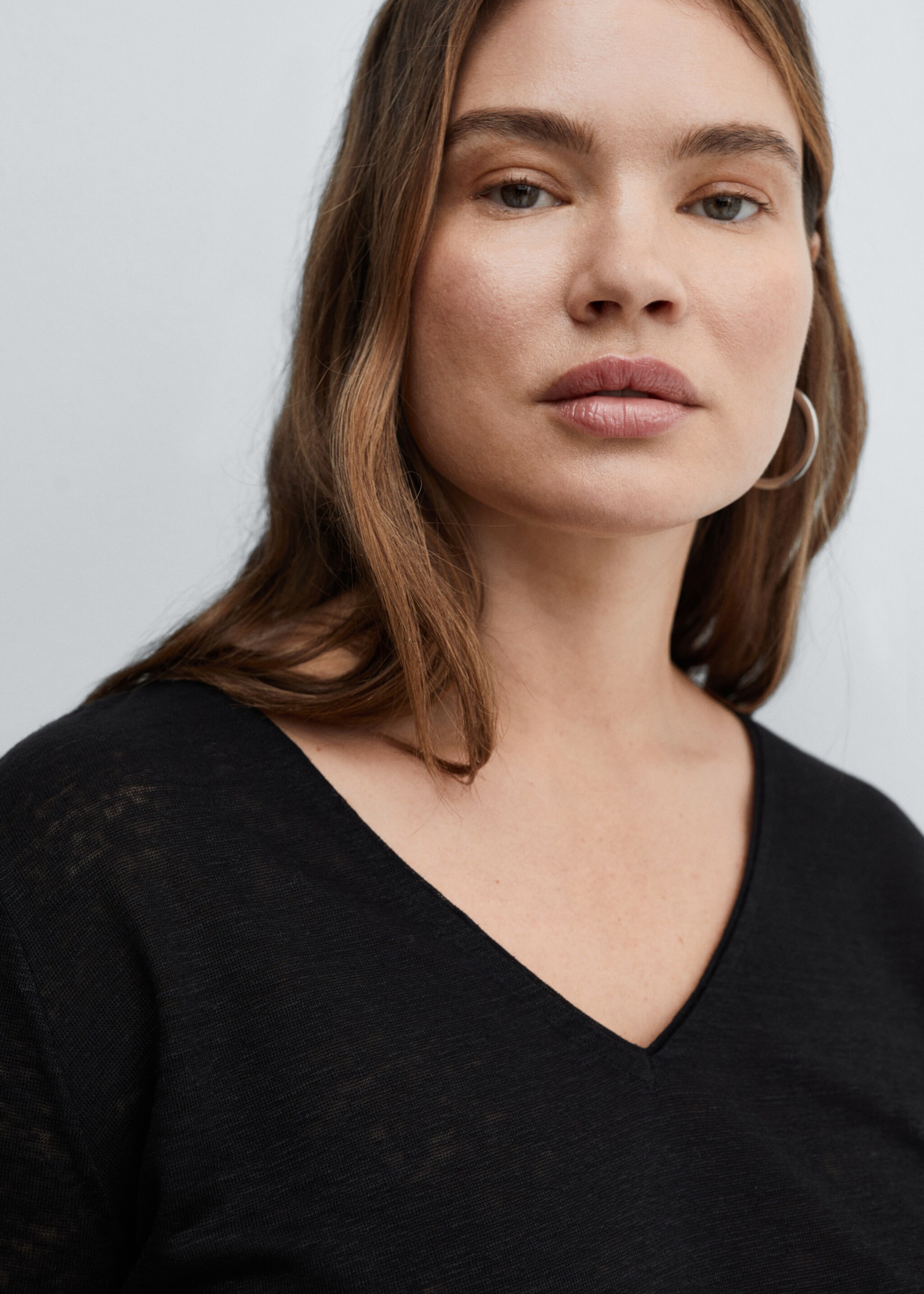 V-neck linen t-shirt - Details of the article 4, Black. Ref: 67006318-00.