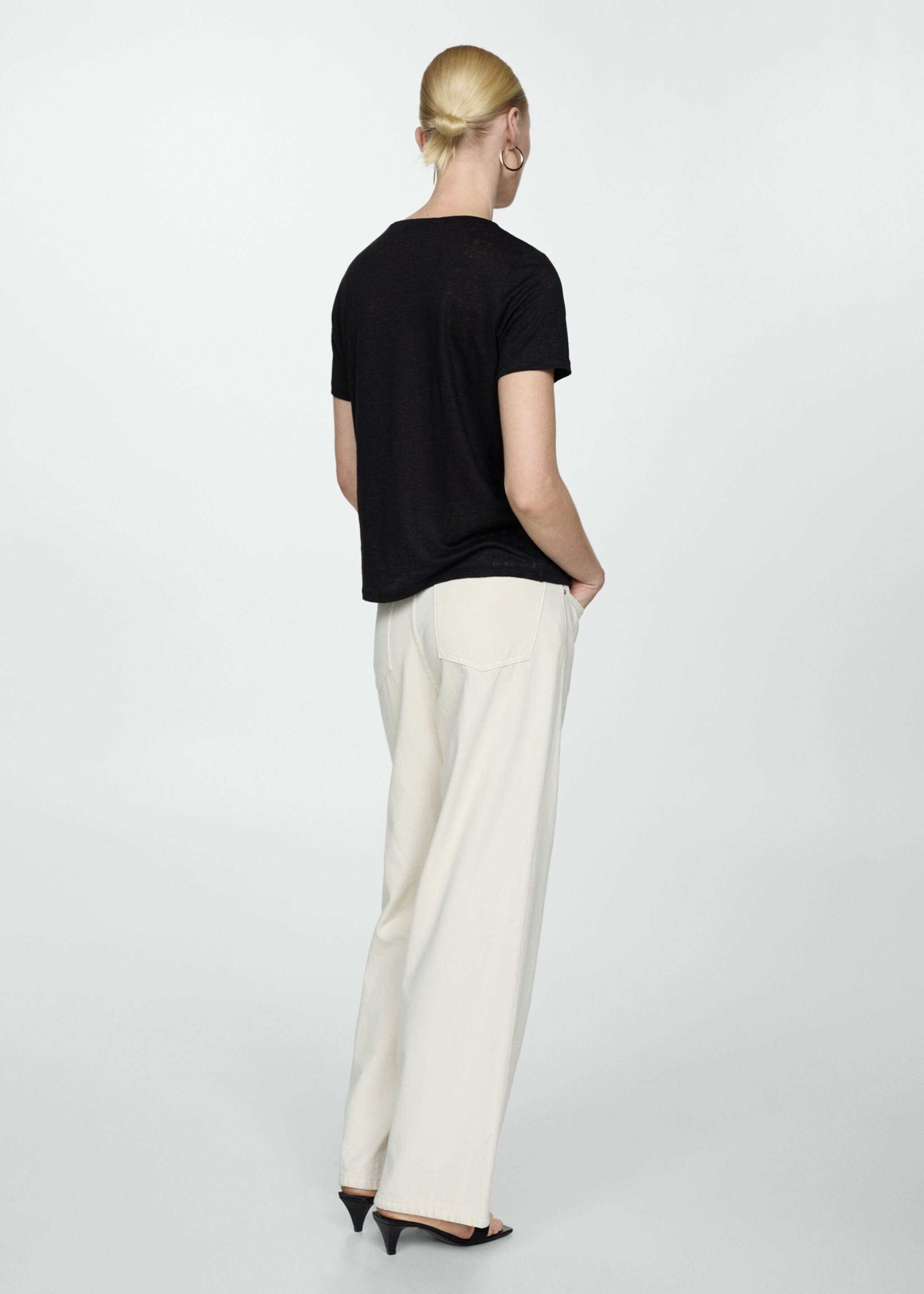 V-neck linen t-shirt - Reverse of the article, Black. Ref: 67006318-00.