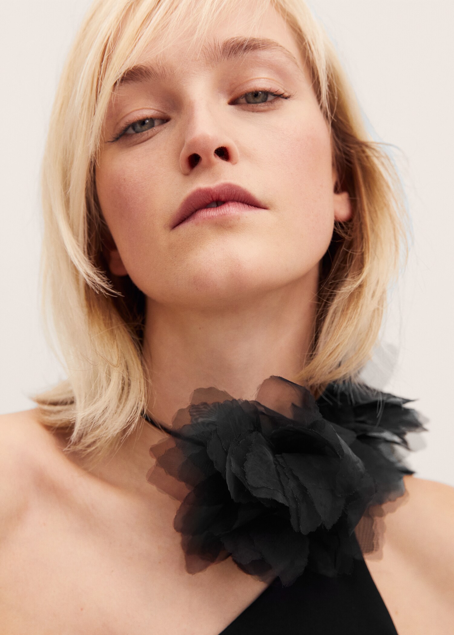 Asymmetrical dress with flower detail - Details of the article 1