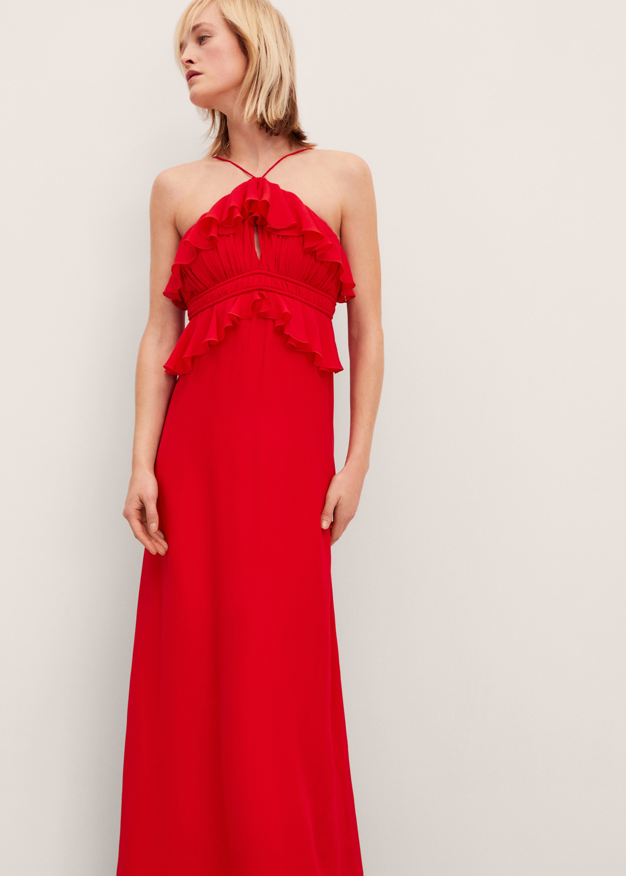 Vestido com decote halter e pormenor de folhos - Plano médio