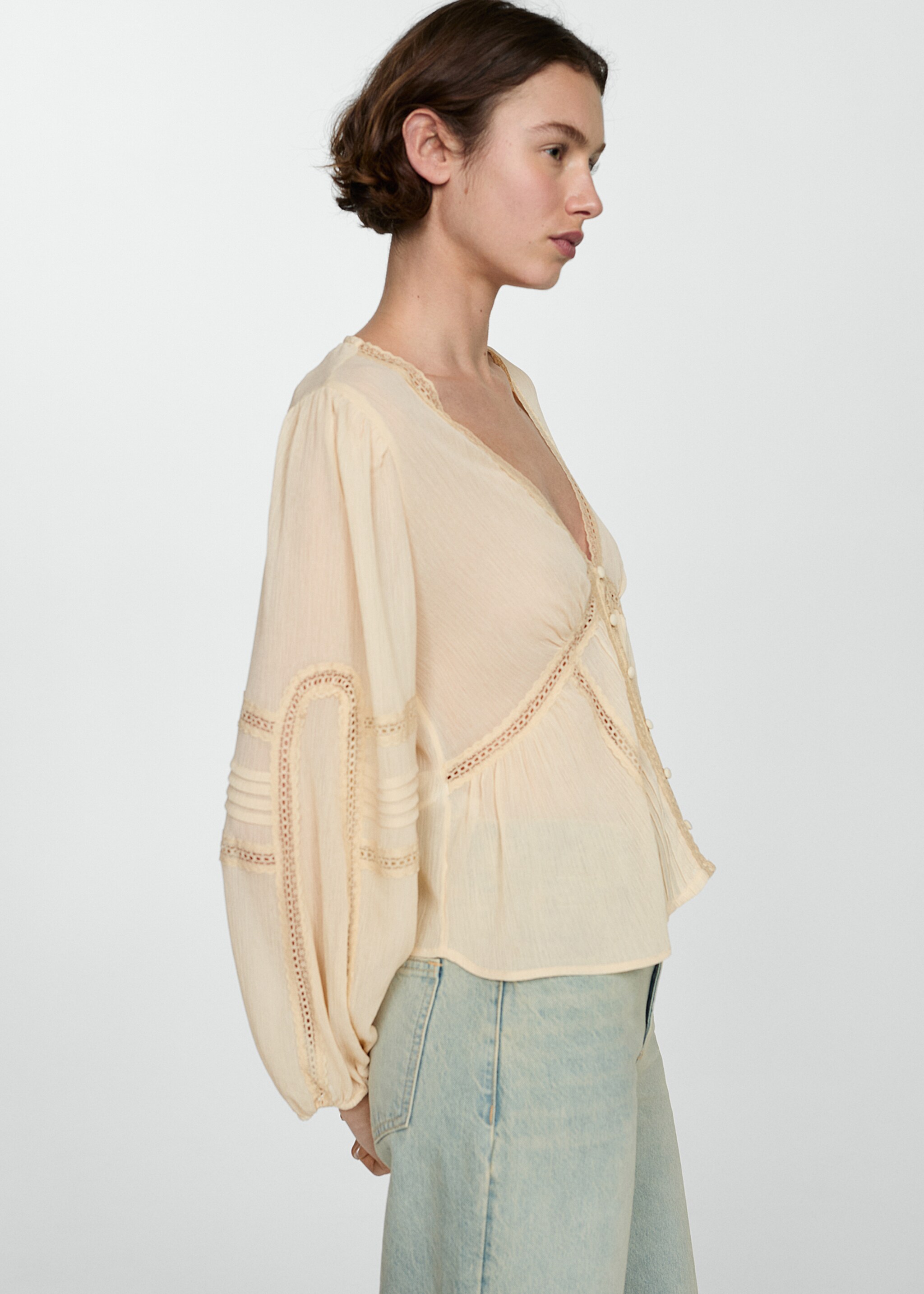 Fließende Bluse mit Stickereien - Detail des Artikels 1