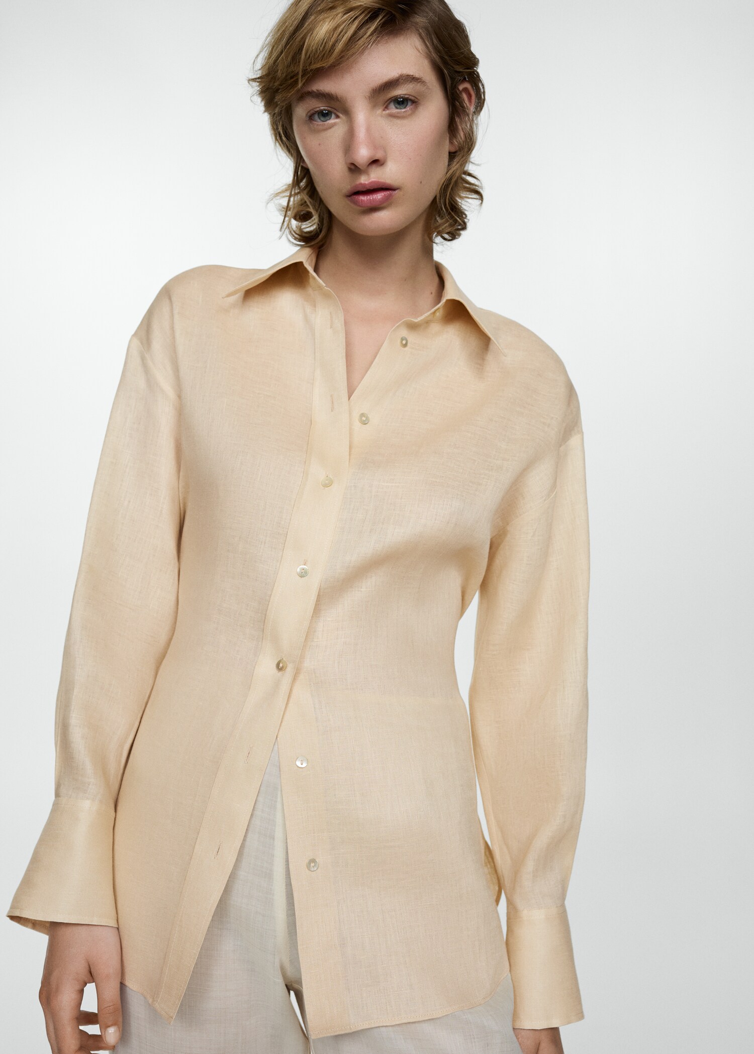 Chemise lin détail nœud - Plan moyen