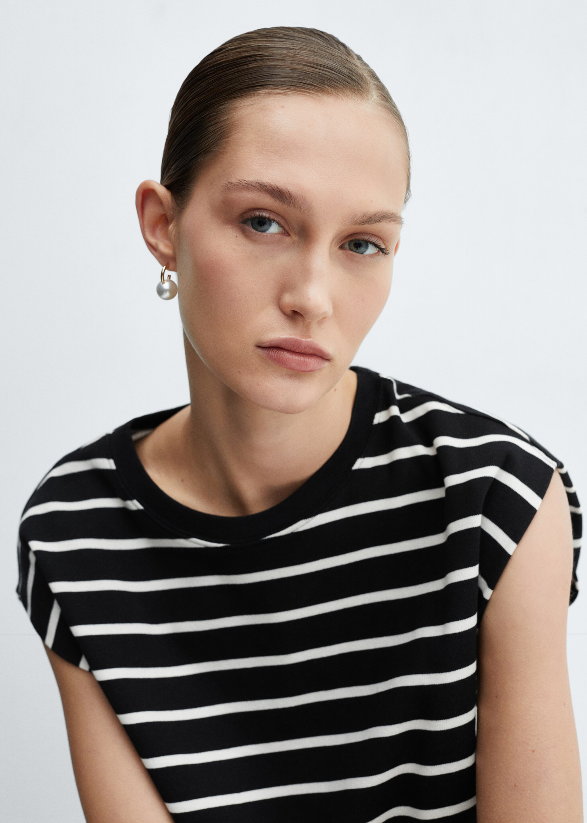 Shoulder pad stripped t-shirt - Details of the article 1, Black. Ref: 67007137-00.