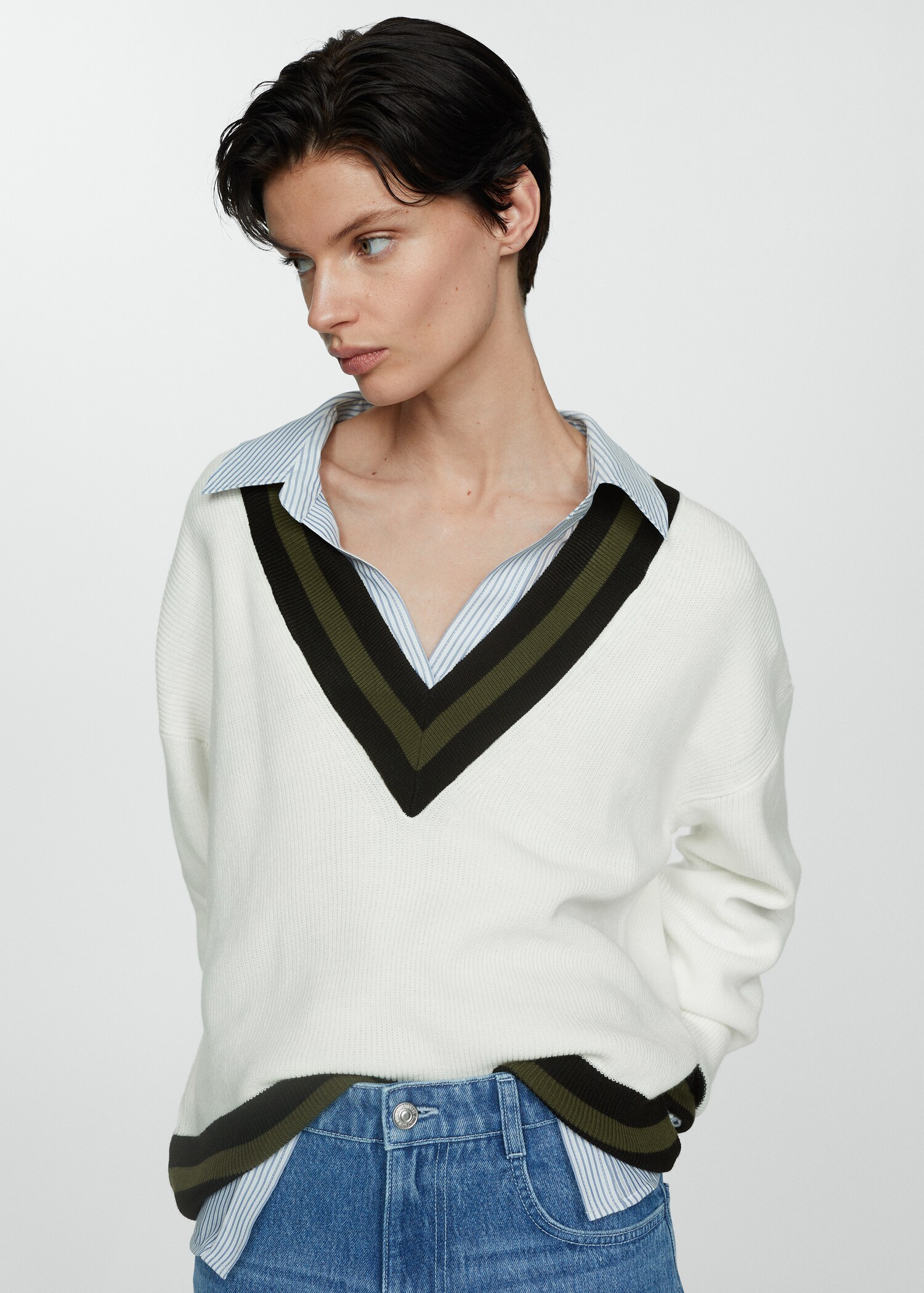 Contrasting V-neck sweater - Medium plane