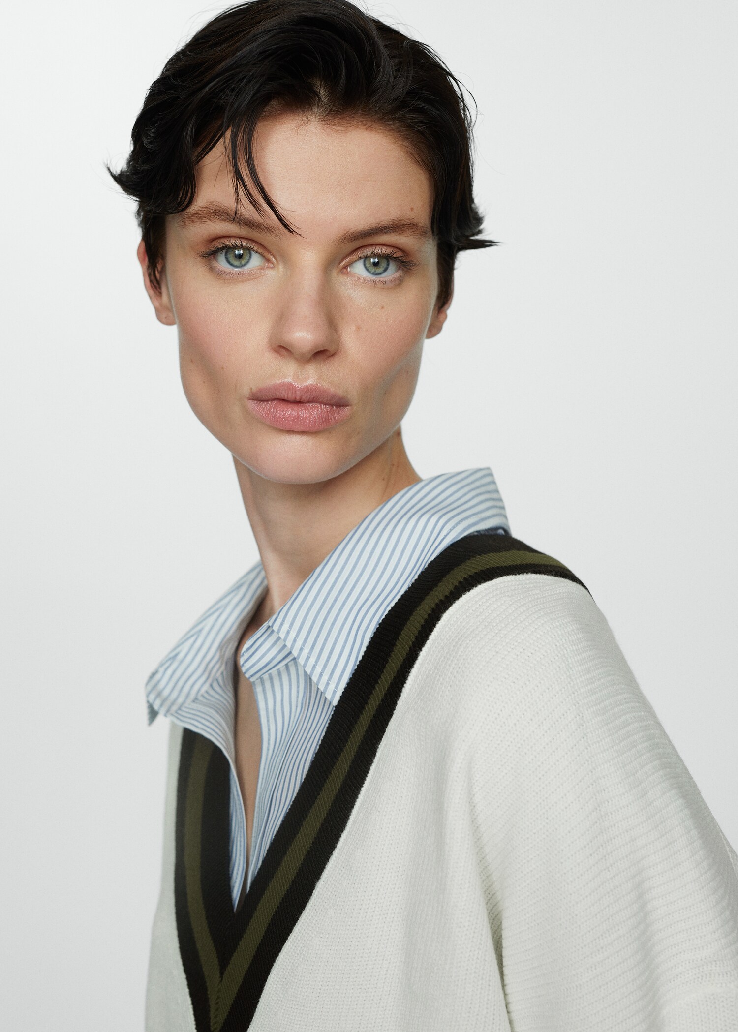 Contrasting V-neck sweater - Details of the article 1