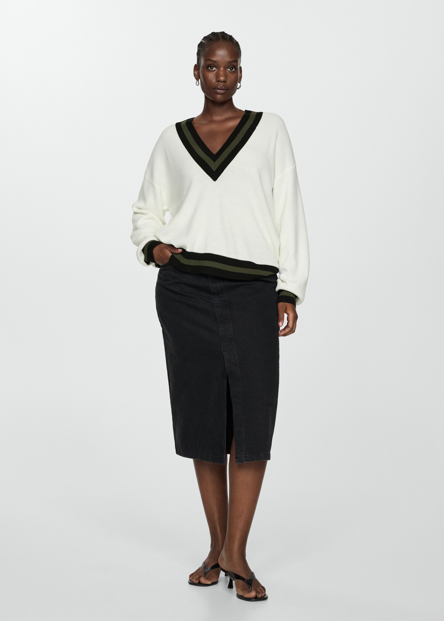 Contrasting V-neck sweater - Details of the article 3