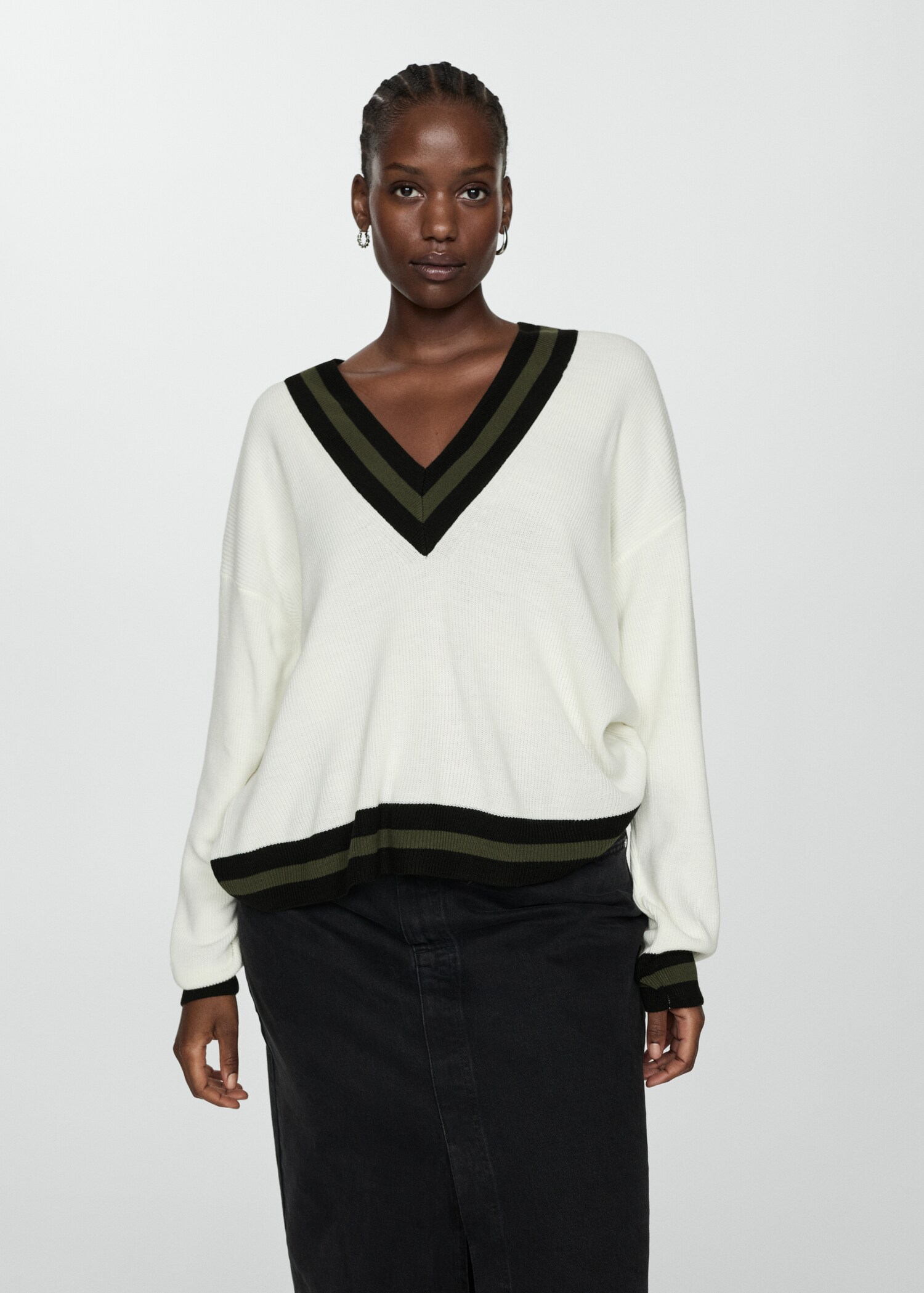 Contrasting V-neck sweater - Details of the article 5
