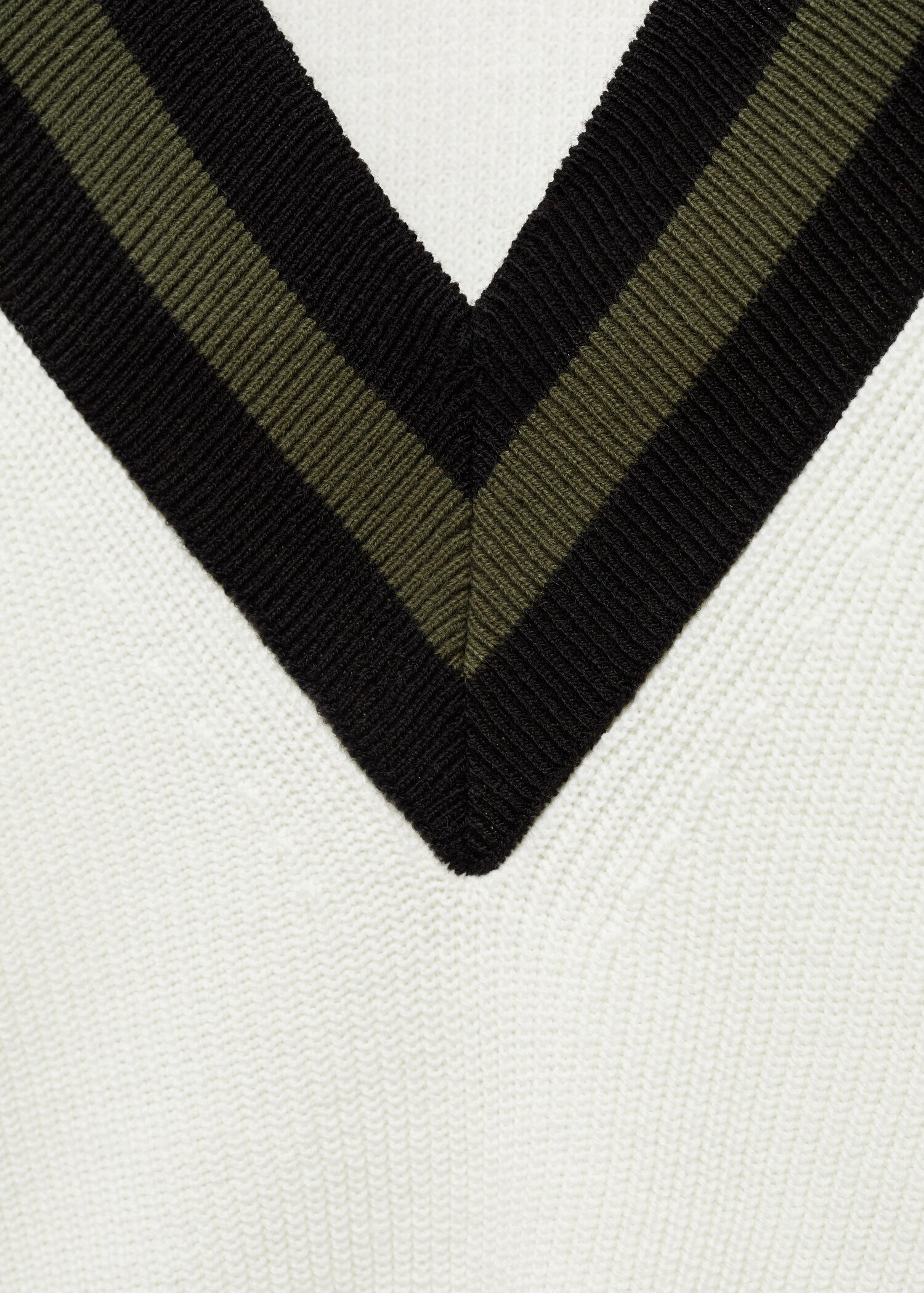 Contrasting V-neck sweater - Details of the article 8
