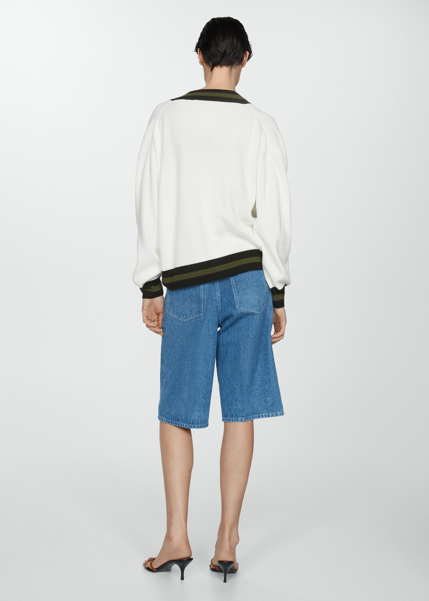 Contrasting V-neck sweater - Reverse of the article