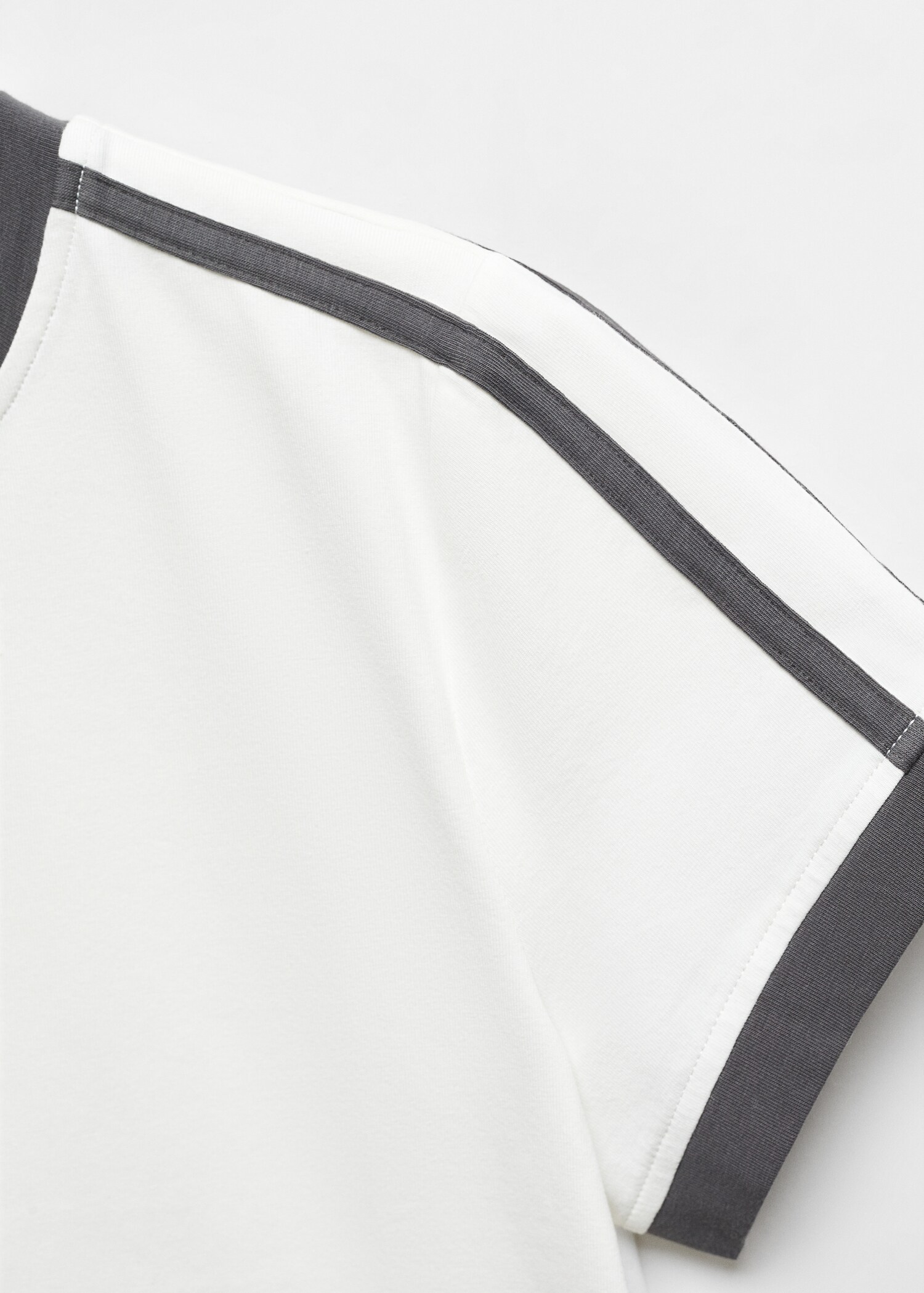 Contrast edge T-shirt - Details of the article 8