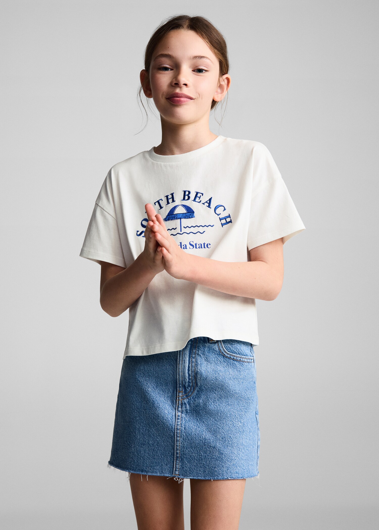 T-Shirt mit gestickter Aufschrift - Mittlere Ansicht