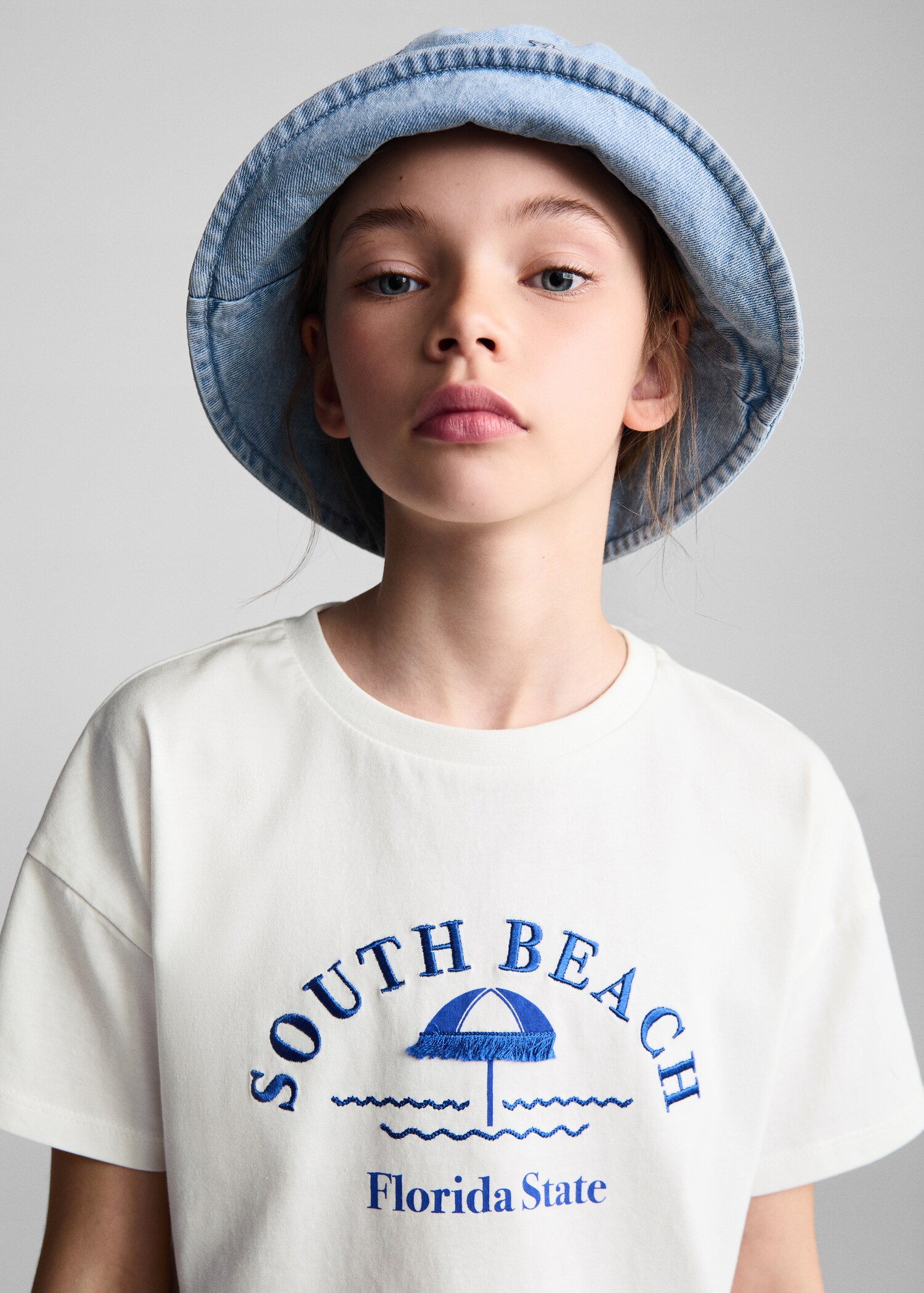 T-Shirt mit gestickter Aufschrift - Detail des Artikels 1