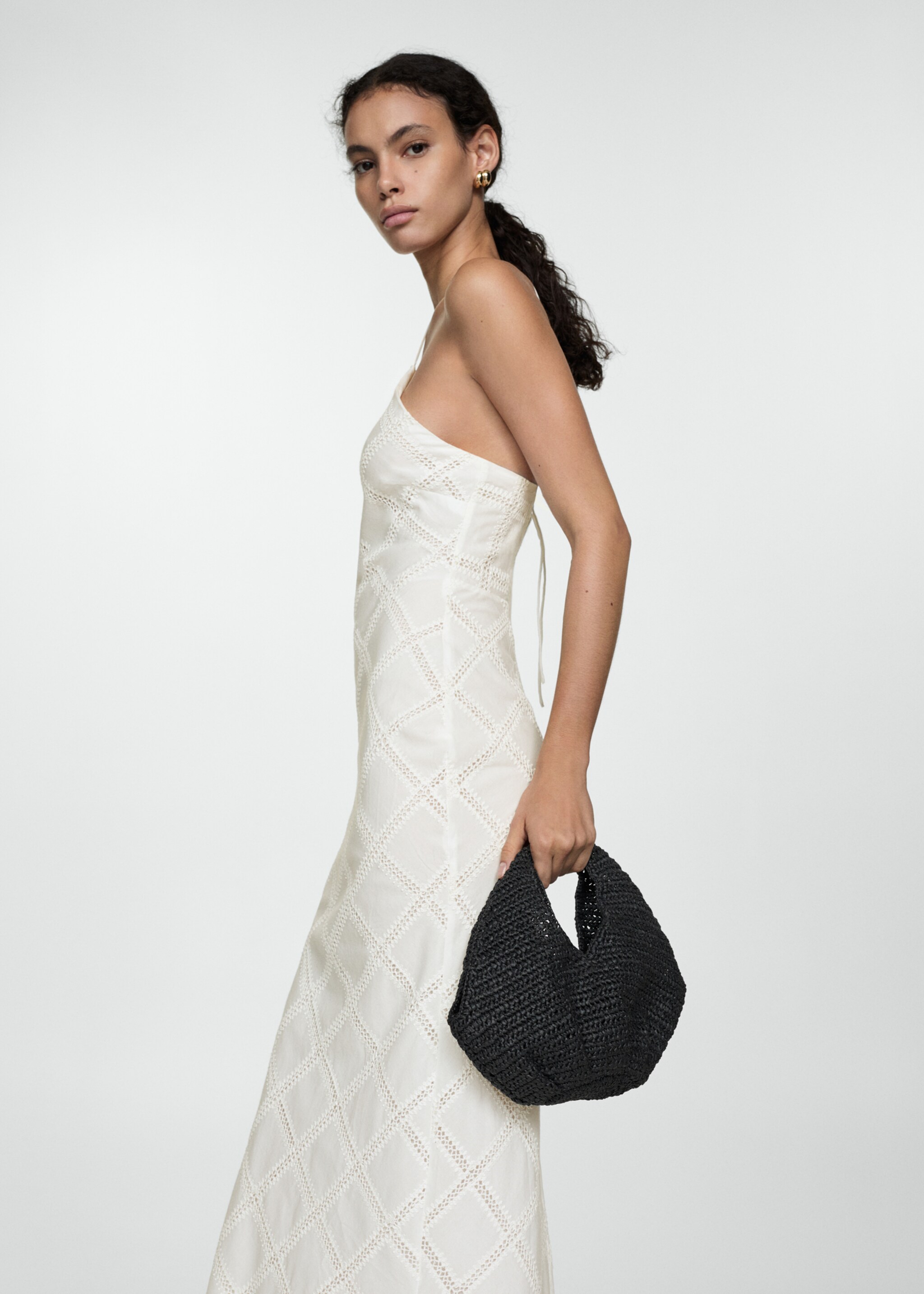 Vestido bordado cuello halter - Plano medio