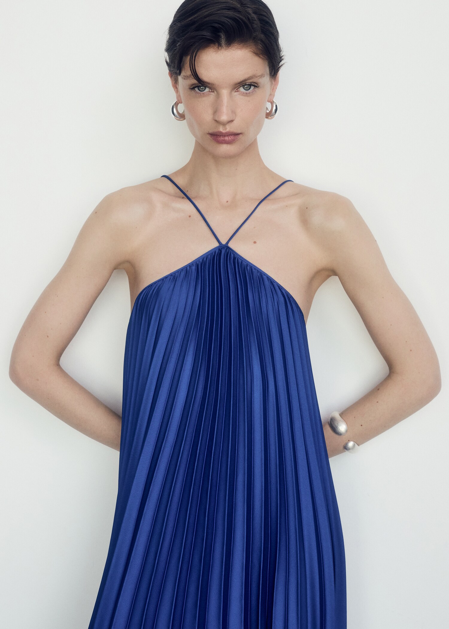 Plissiertes Neckholder-Kleid - Mittlere Ansicht