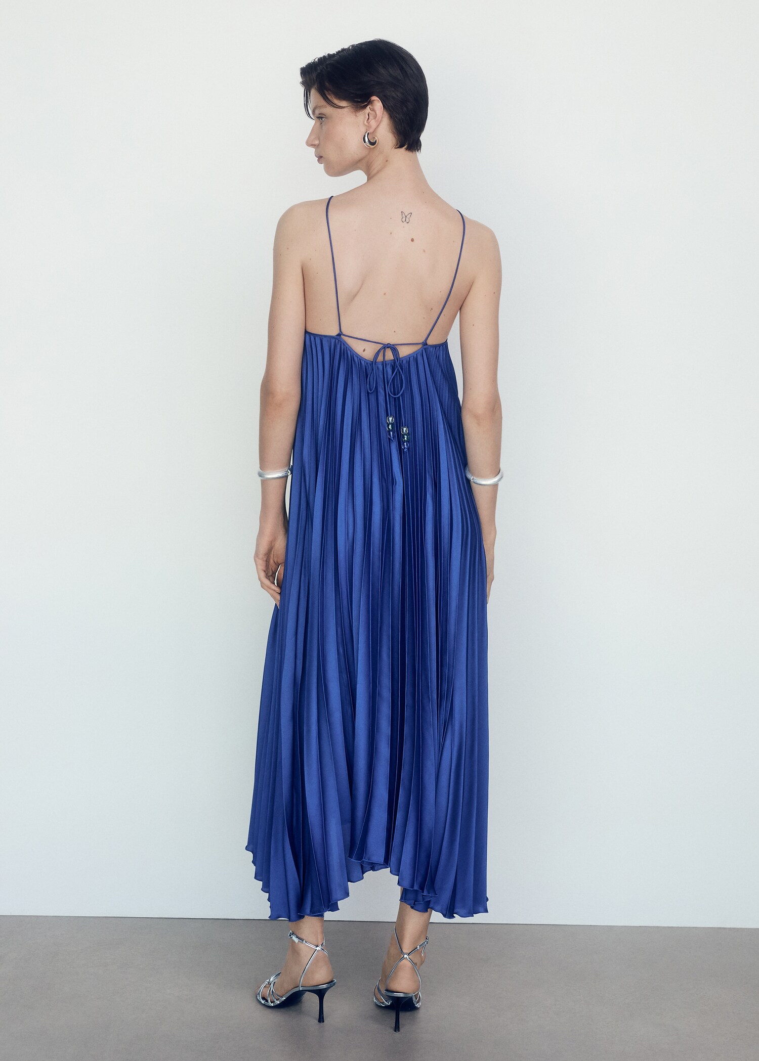 Plissiertes Neckholder-Kleid - Rückseite des Artikels