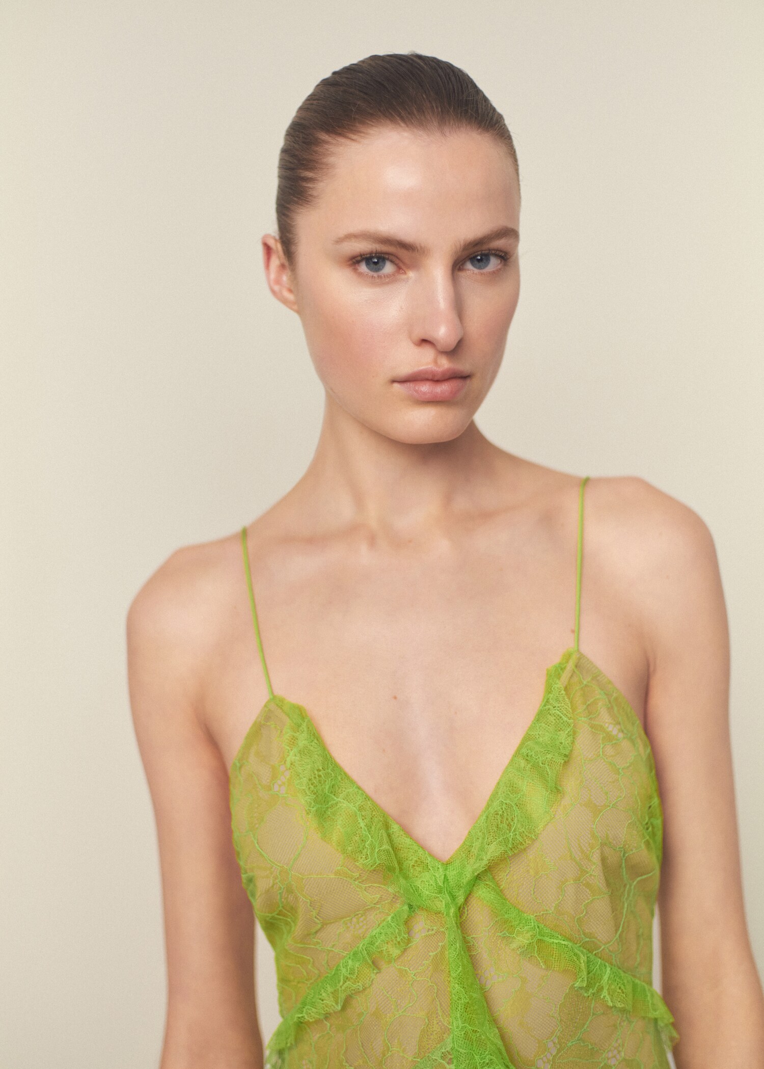 Lace dress with ruffle design - Medium plane