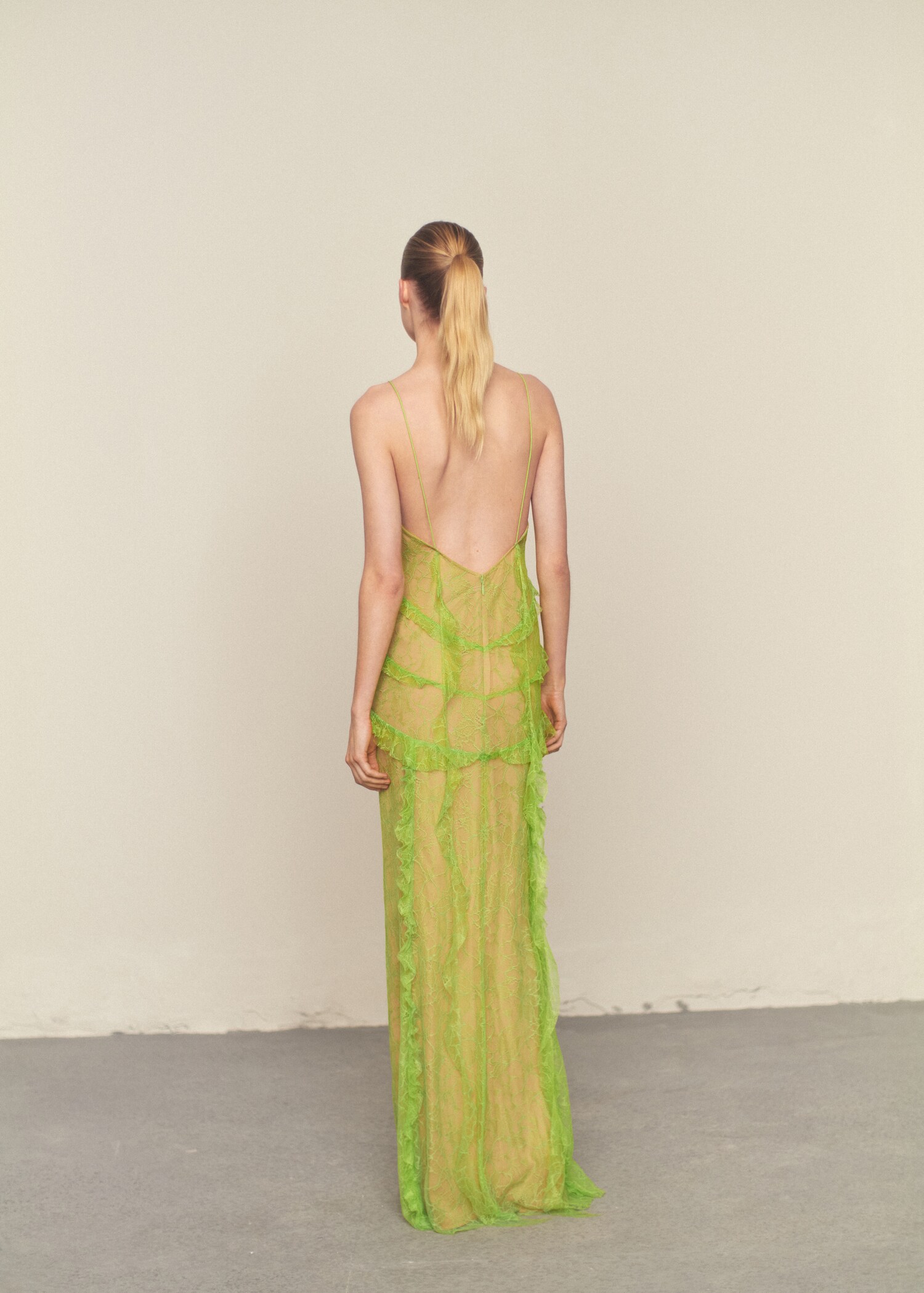 Lace dress with ruffle design - Reverse of the article