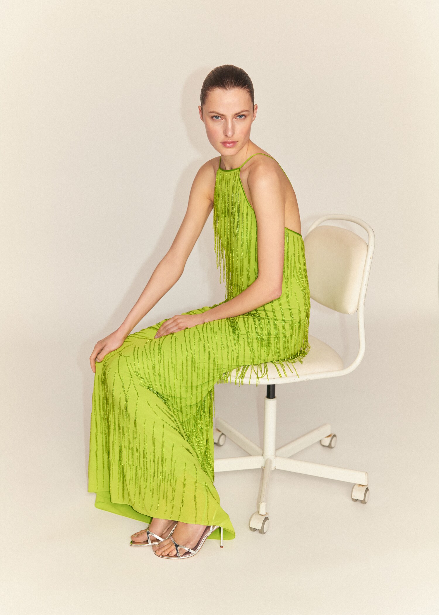 Vestido halter flecos pedrería - Plano medio