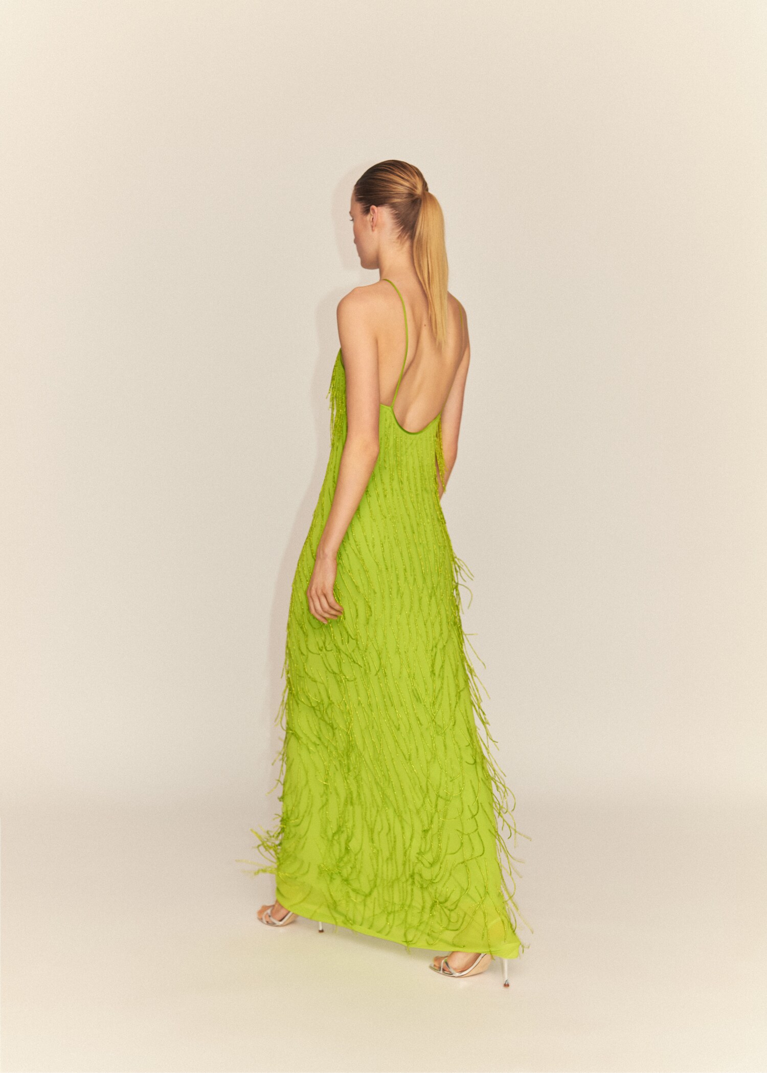 Vestido halter flecos pedrería - Reverso del artículo