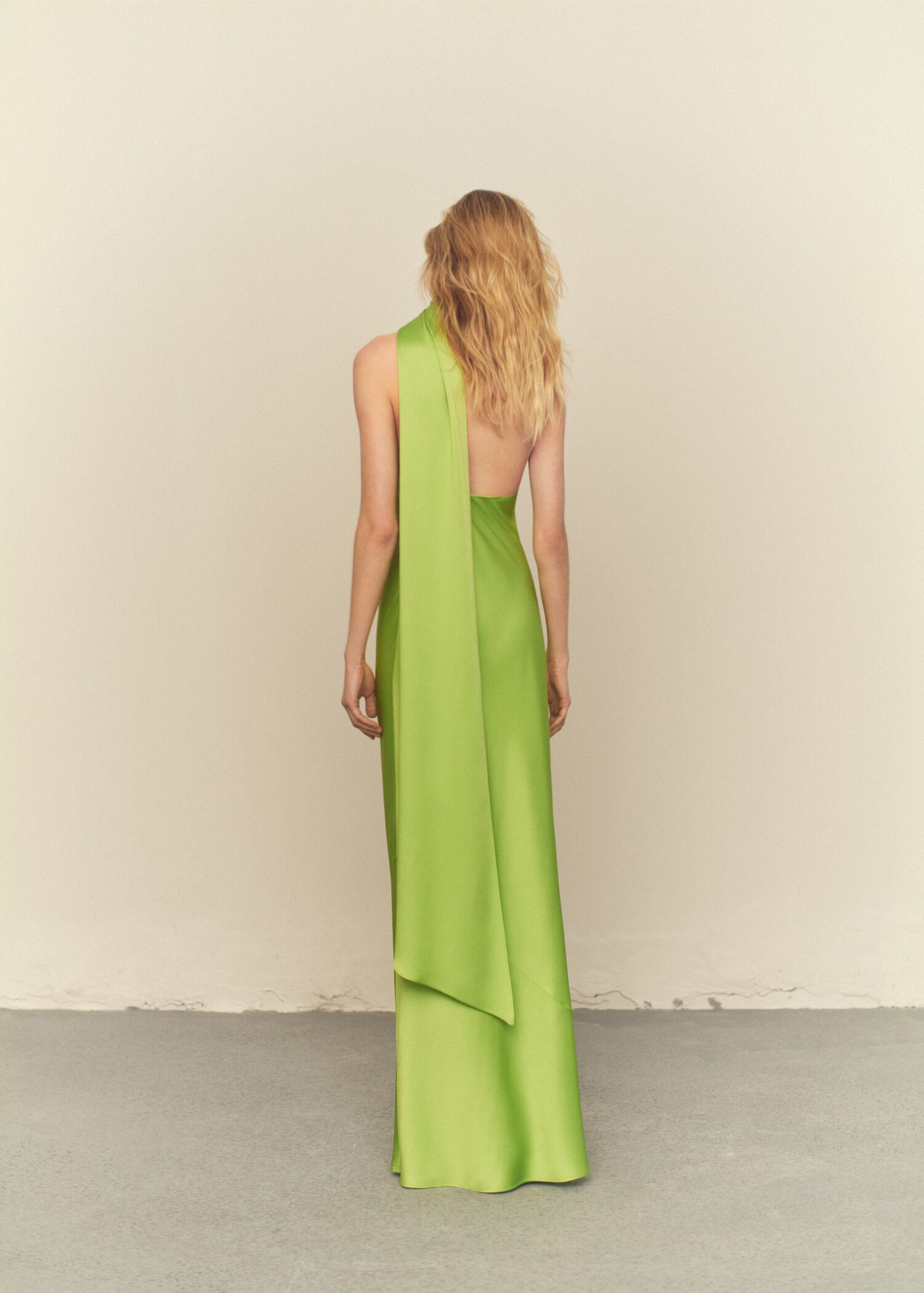 Asymmetrical bow-neck dress - Reverse of the article