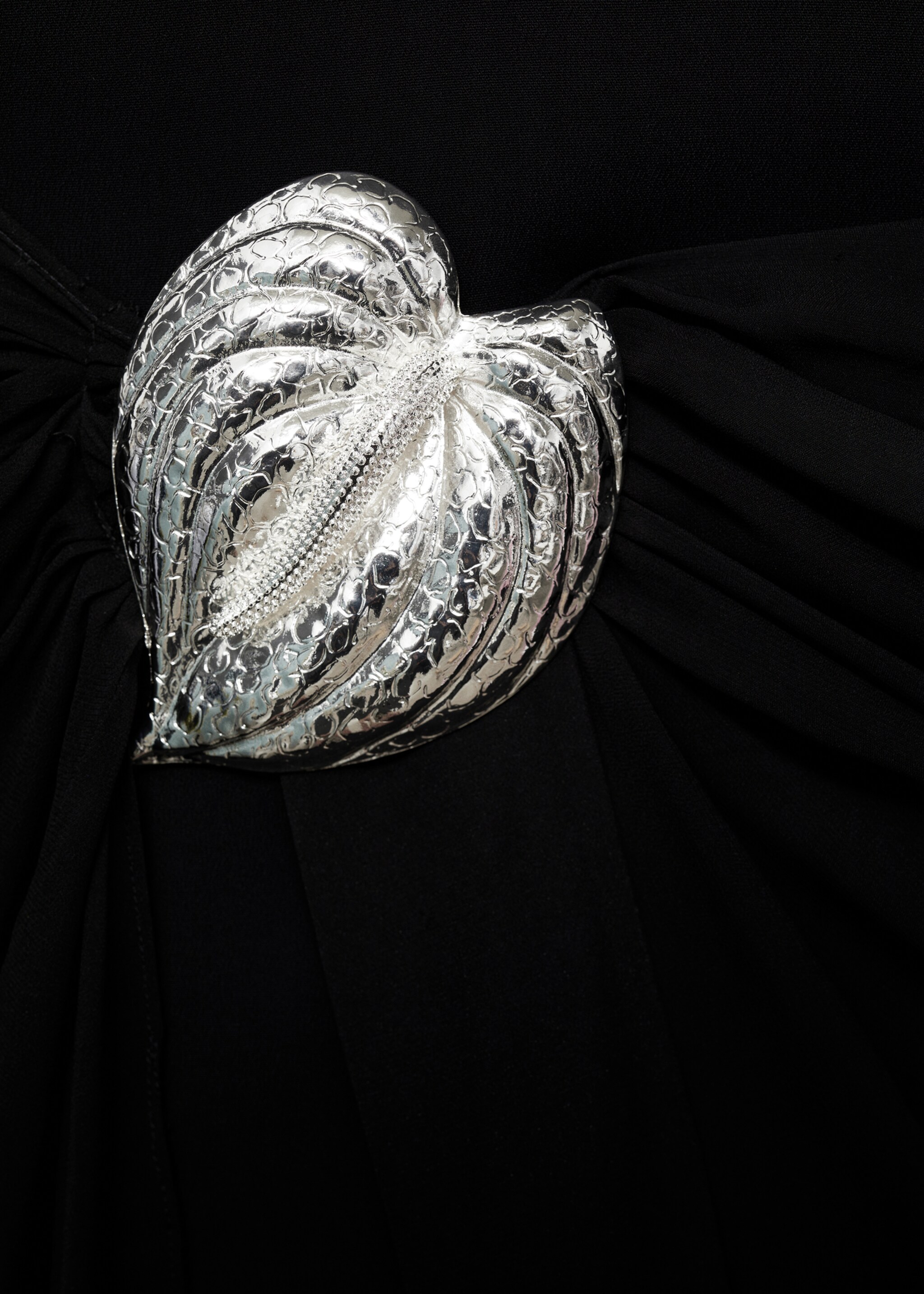 Vestido de saia semitransparente com broche - Pormenor do artigo 8