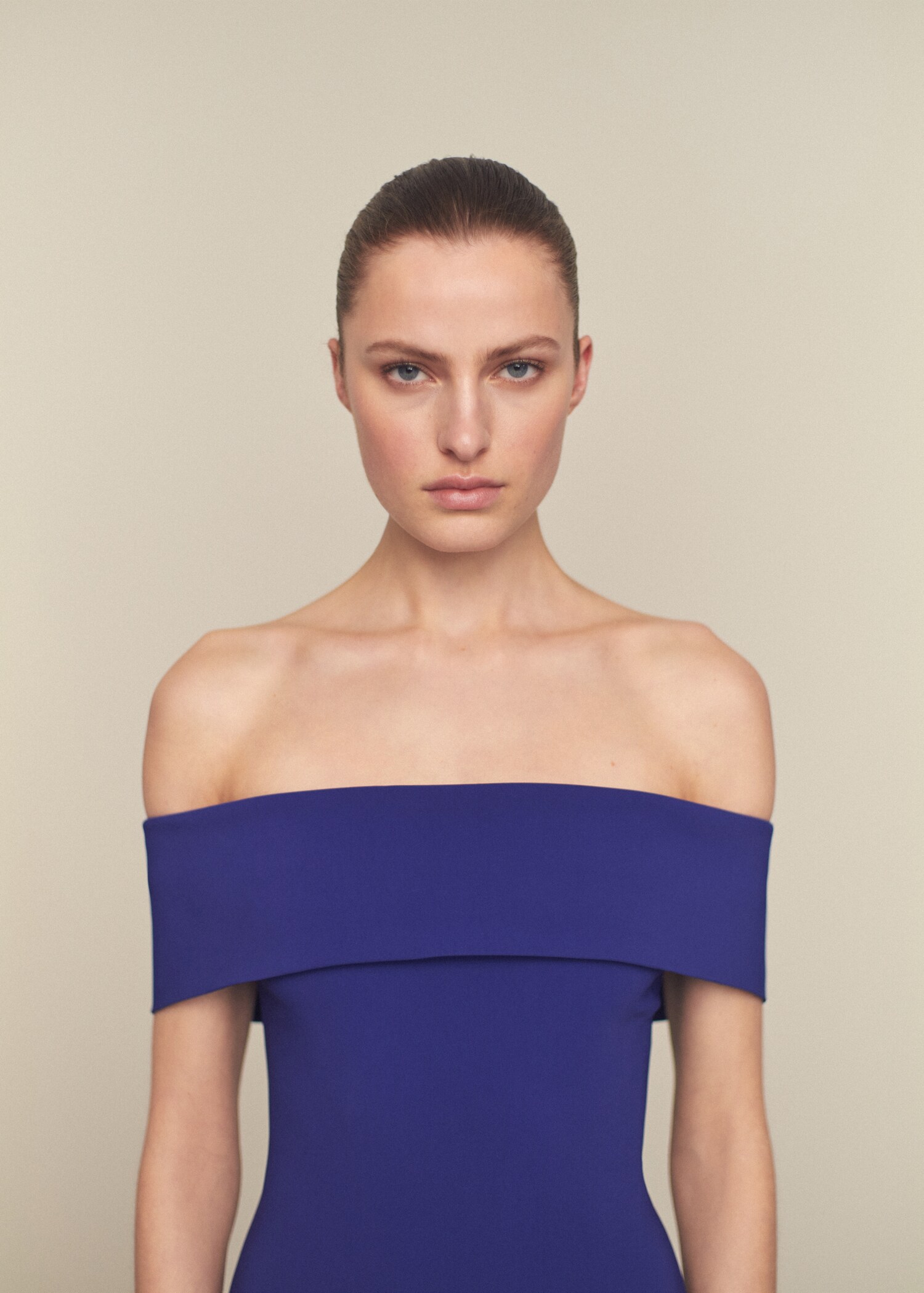 Robe épaules dénudées détail ouverture - Plan moyen