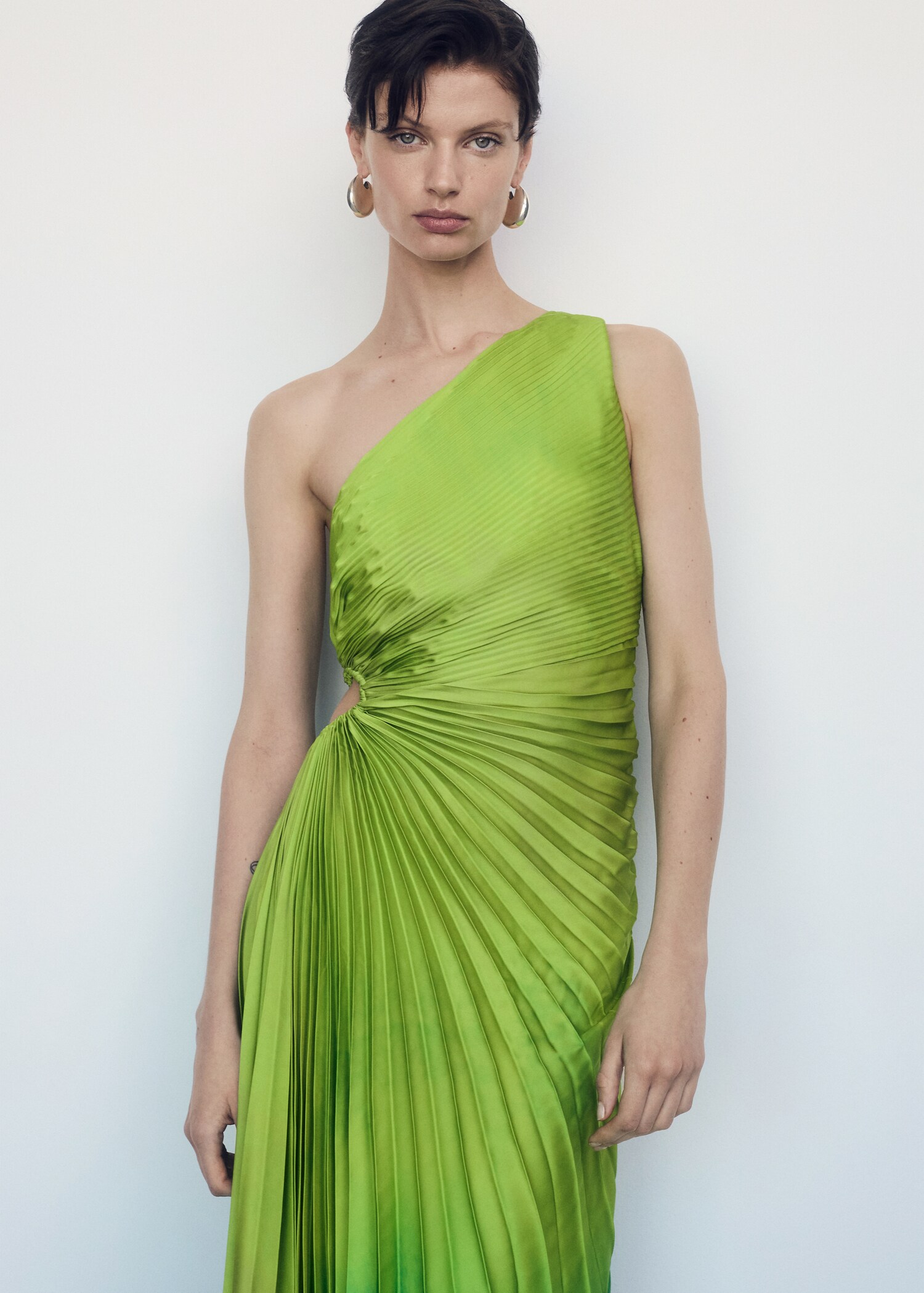 Robe asymétrique plissée - Plan moyen
