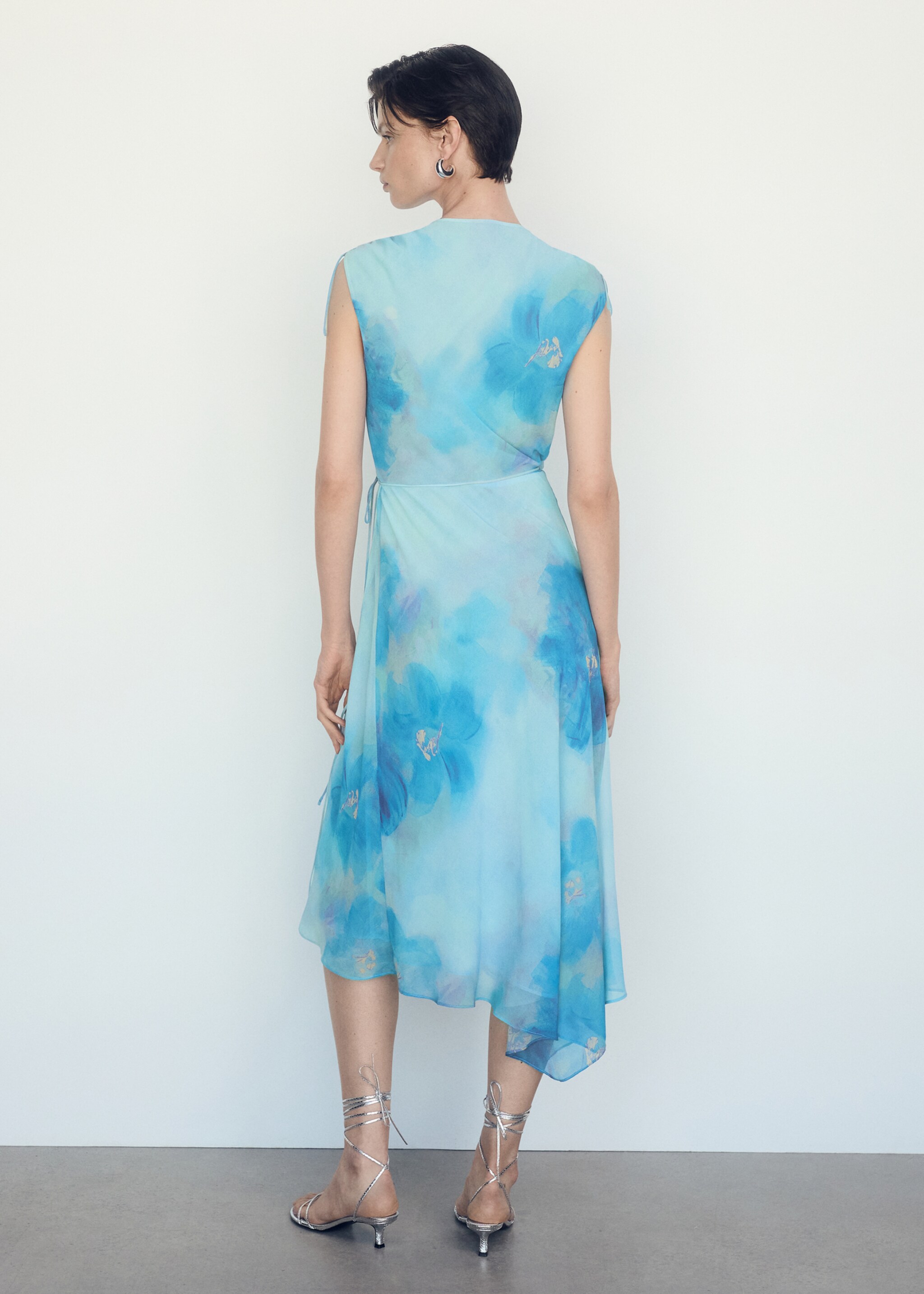 Gemustertes Wickelkleid - Rückseite des Artikels