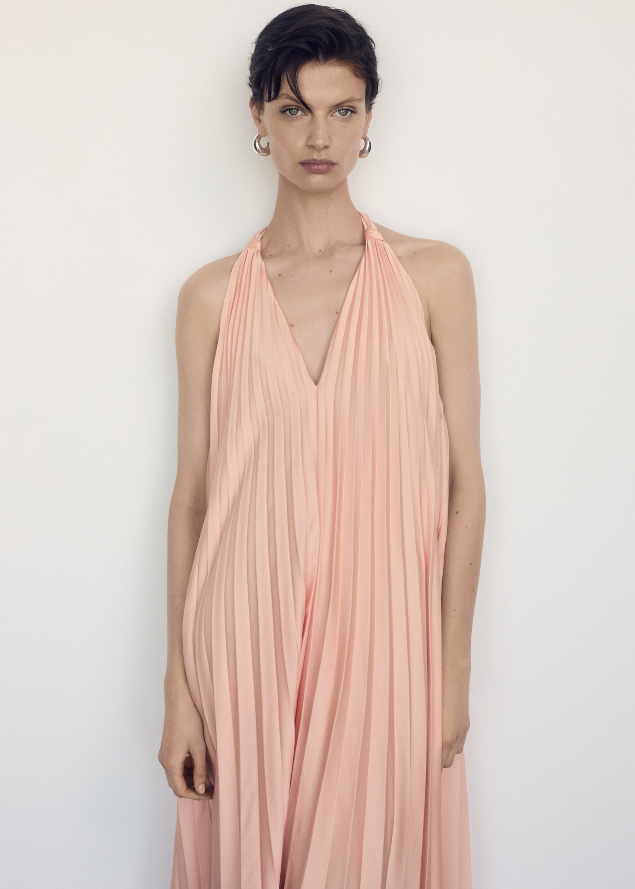 Robe longue plissée - Plan moyen